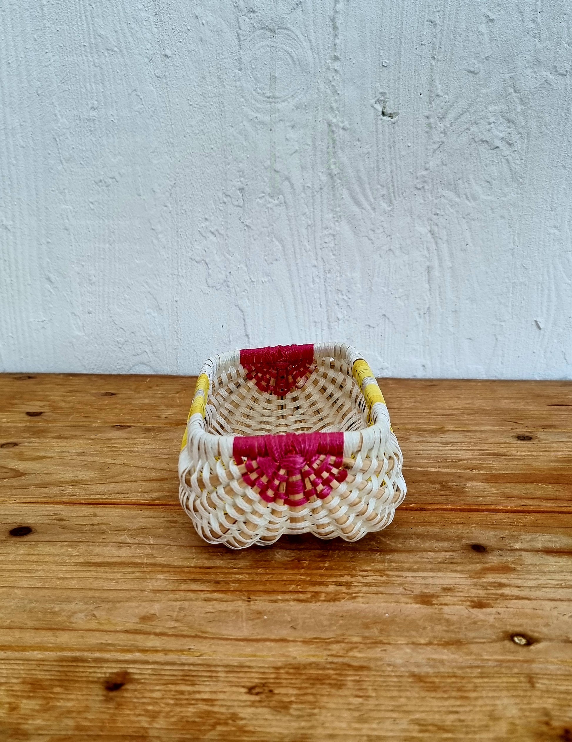 panier décoratif tressé en plastique, style vintage.