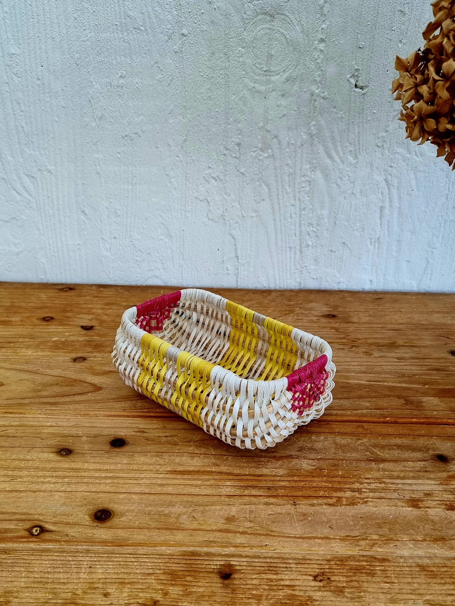 panier décoratif tressé en plastique, style vintage.