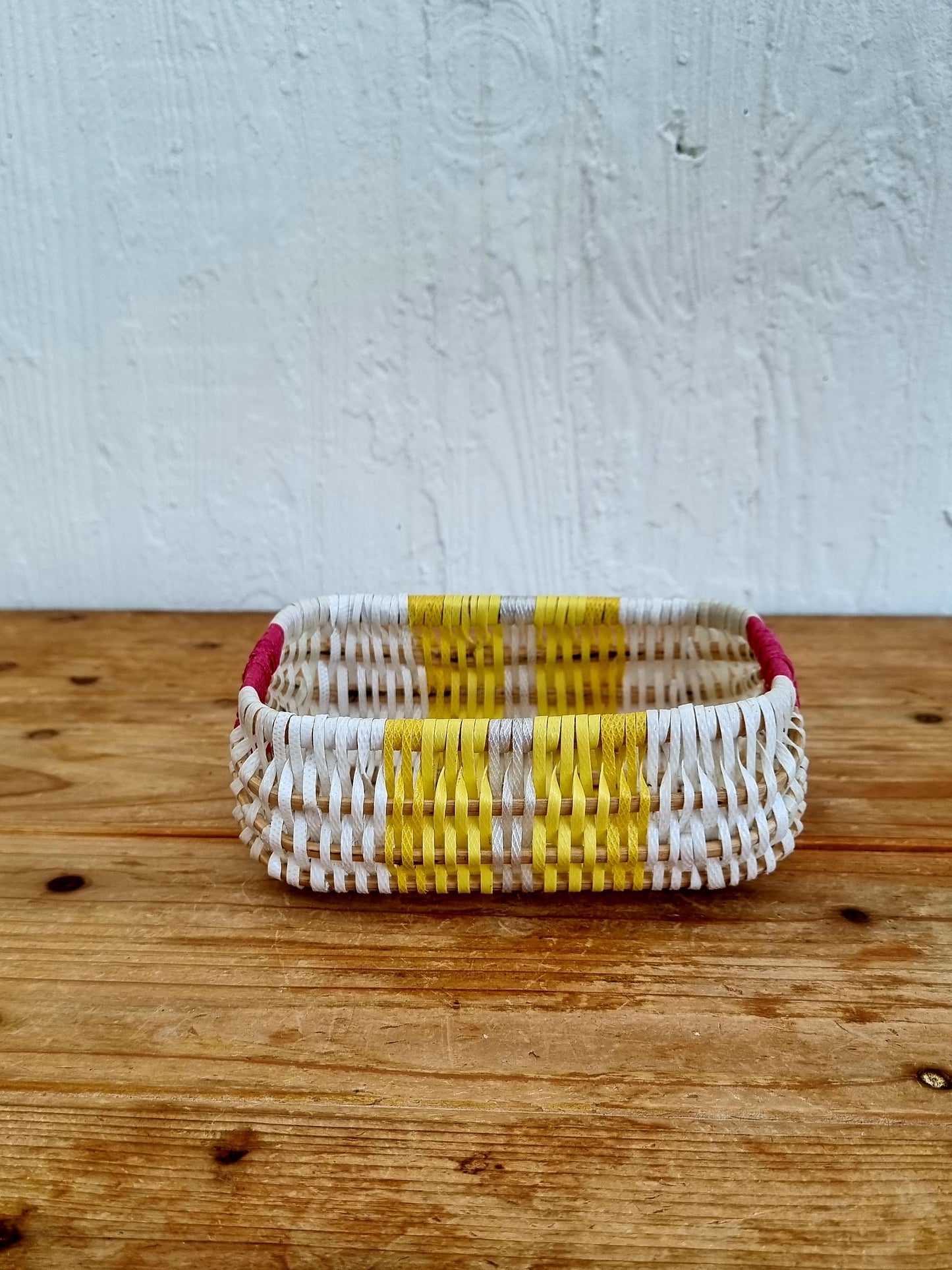 panier décoratif tressé en plastique, style vintage.