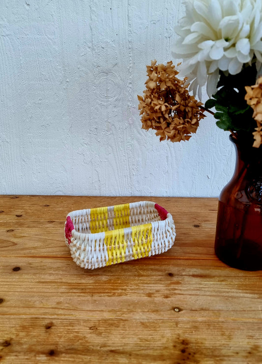 panier décoratif tressé en plastique, style vintage.