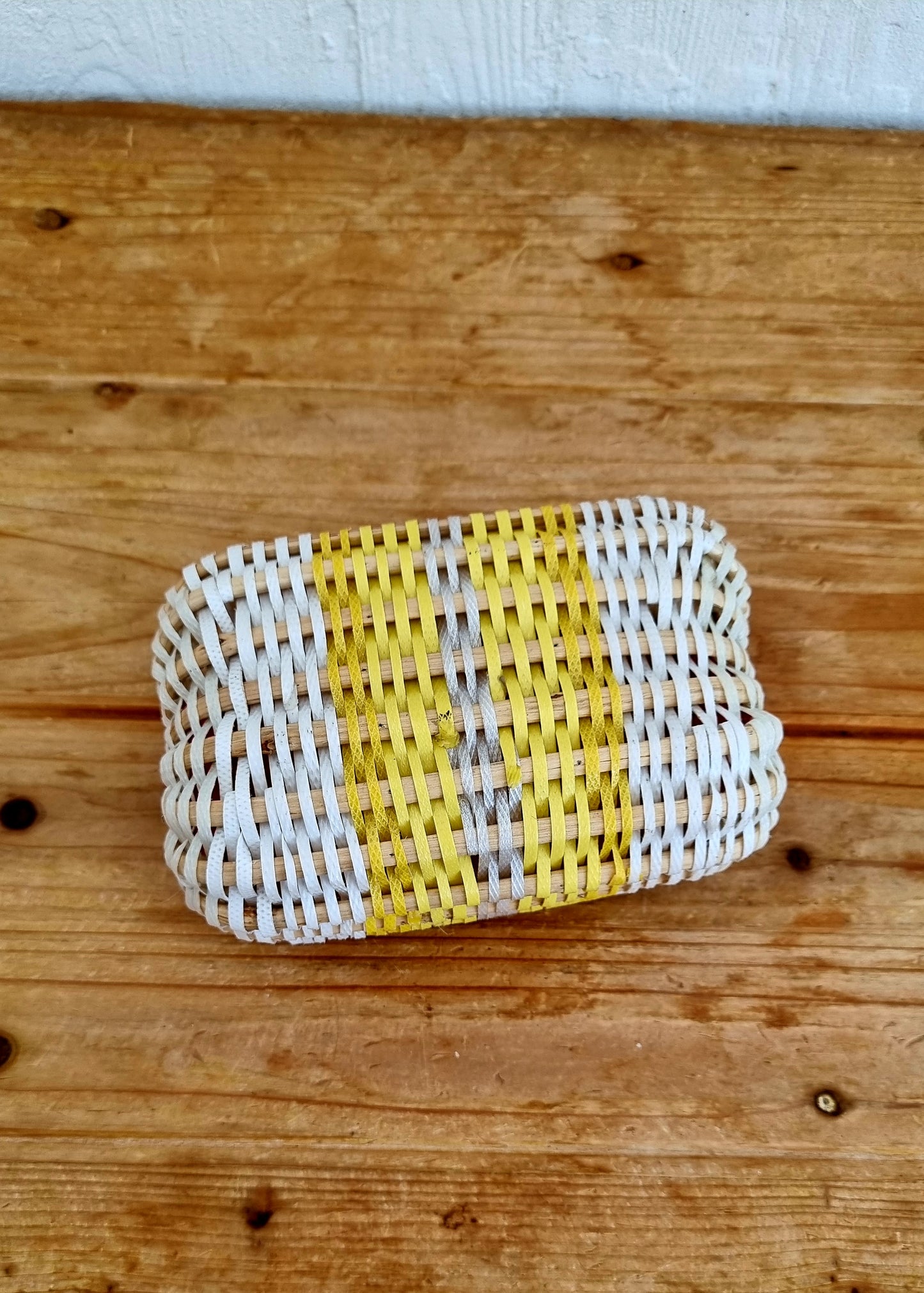 panier décoratif tressé en plastique, style vintage.