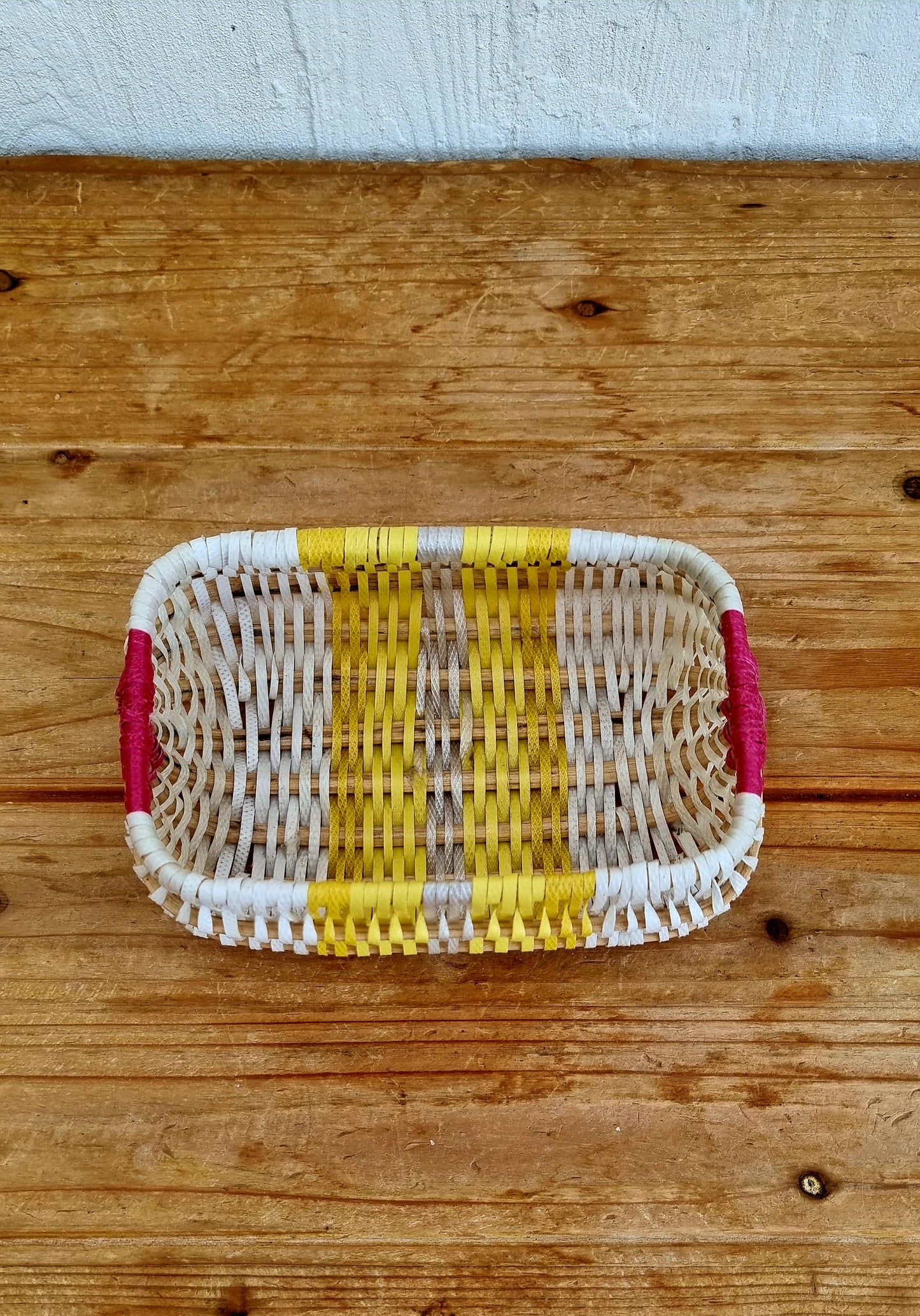 panier décoratif tressé en plastique, style vintage.