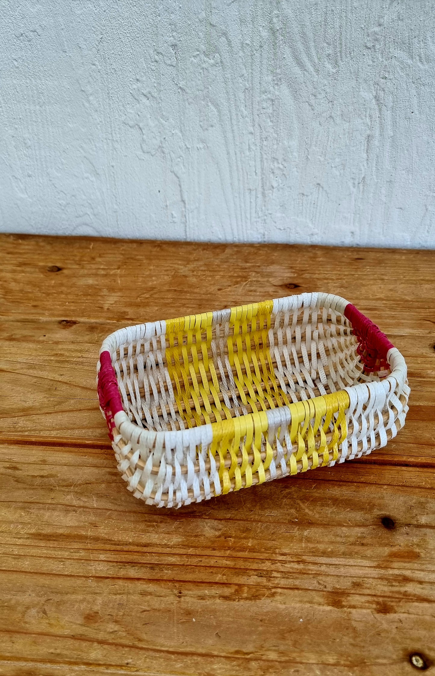 panier décoratif tressé en plastique, style vintage.