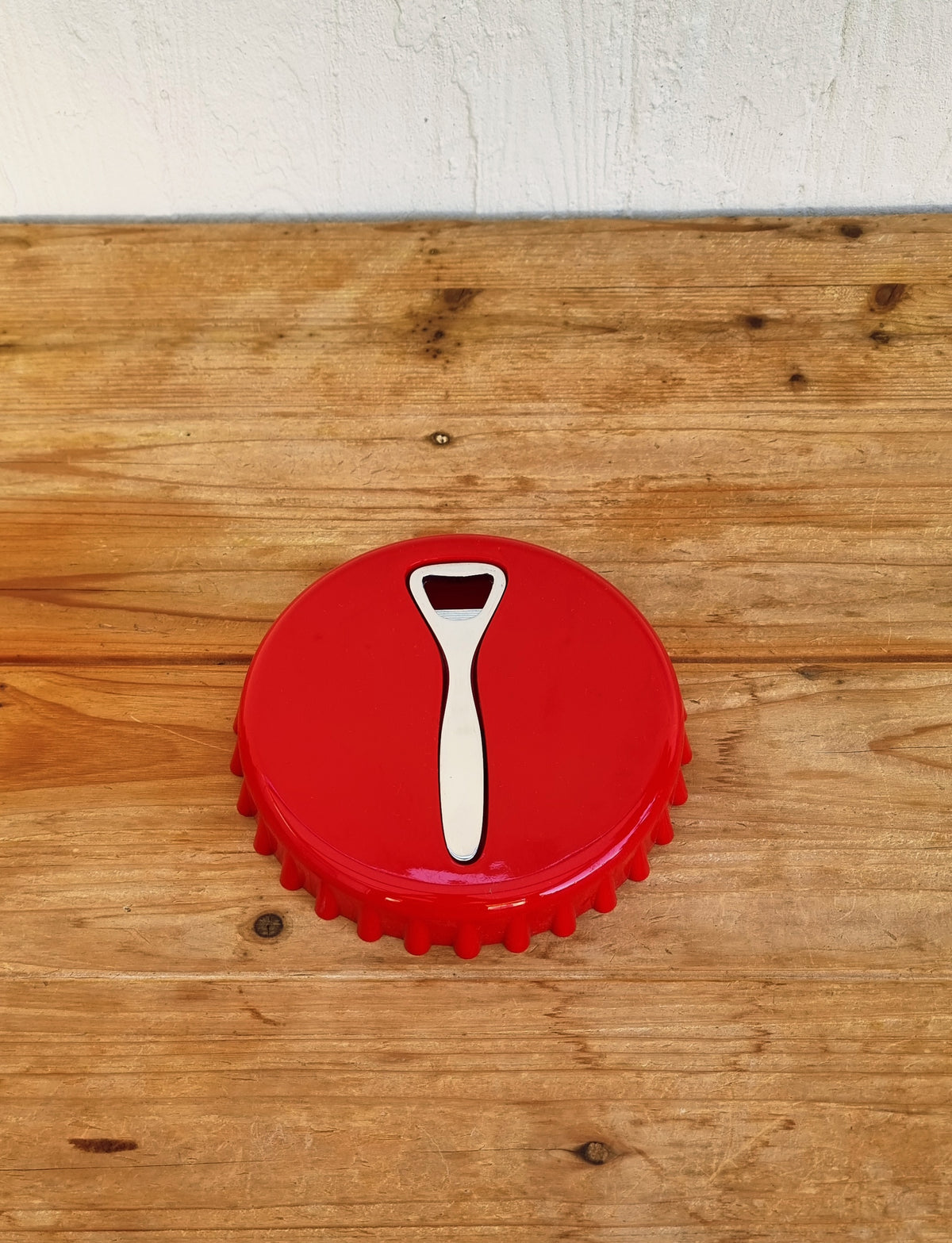 Patère murale vintage Cosi Come en forme de capsule rouge avec crochet chromé, décoration pop et kitsch