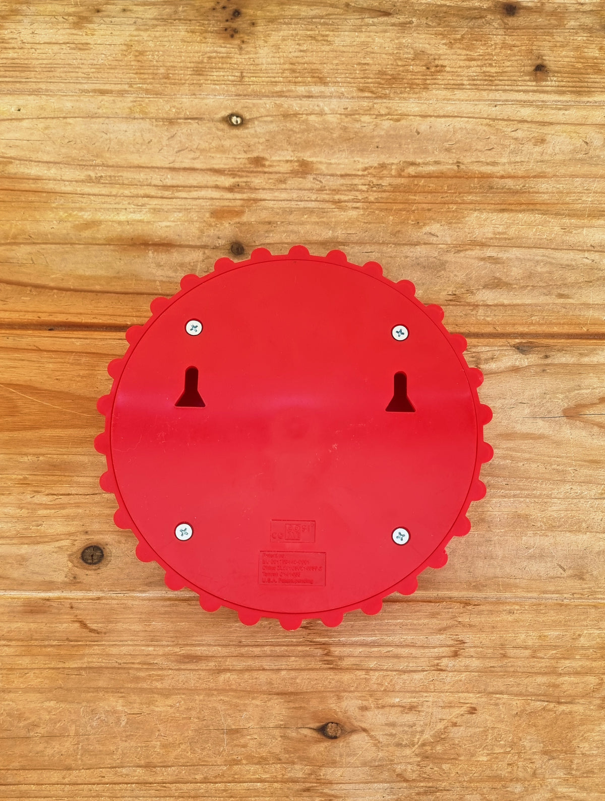 Patère murale vintage Cosi Come en forme de capsule rouge avec crochet chromé, décoration pop et kitsch