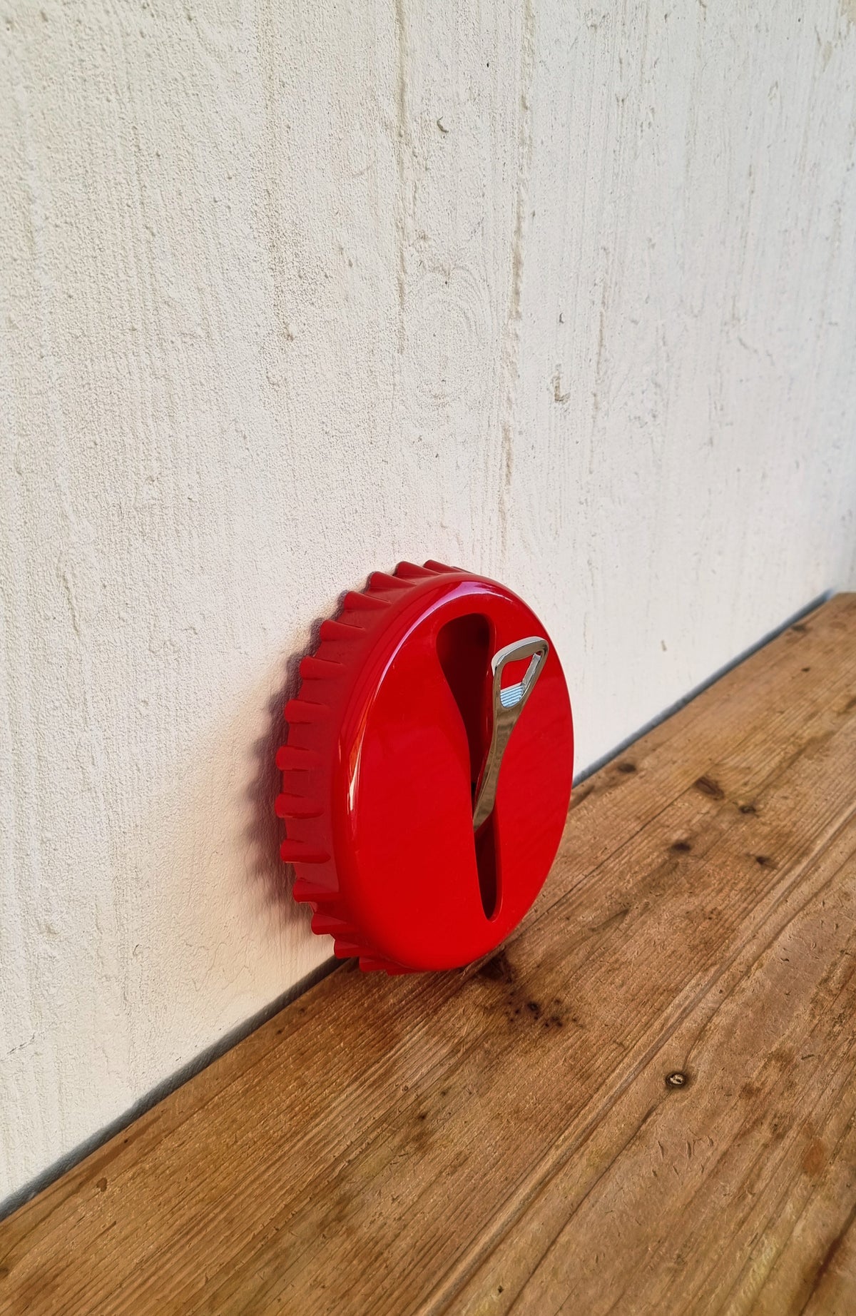 Patère murale vintage Cosi Come en forme de capsule rouge avec crochet chromé, décoration pop et kitsch