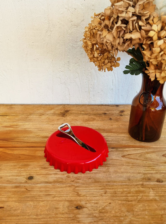 Patère murale vintage Cosi Come en forme de capsule rouge avec crochet chromé, décoration pop et kitsch