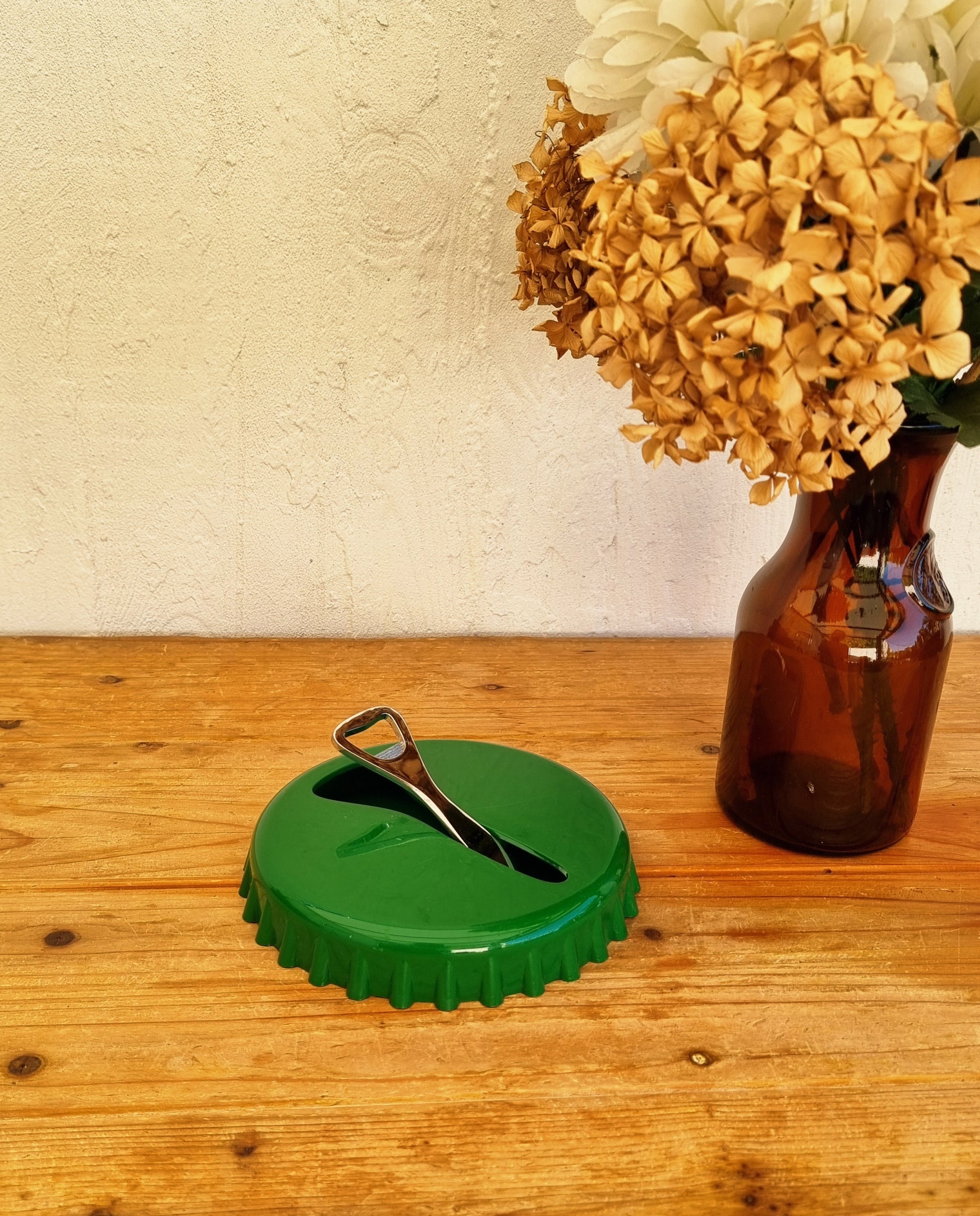 Patère murale vintage Cosi Come en forme de capsule verte avec crochet chromé, décoration pop et kitsch