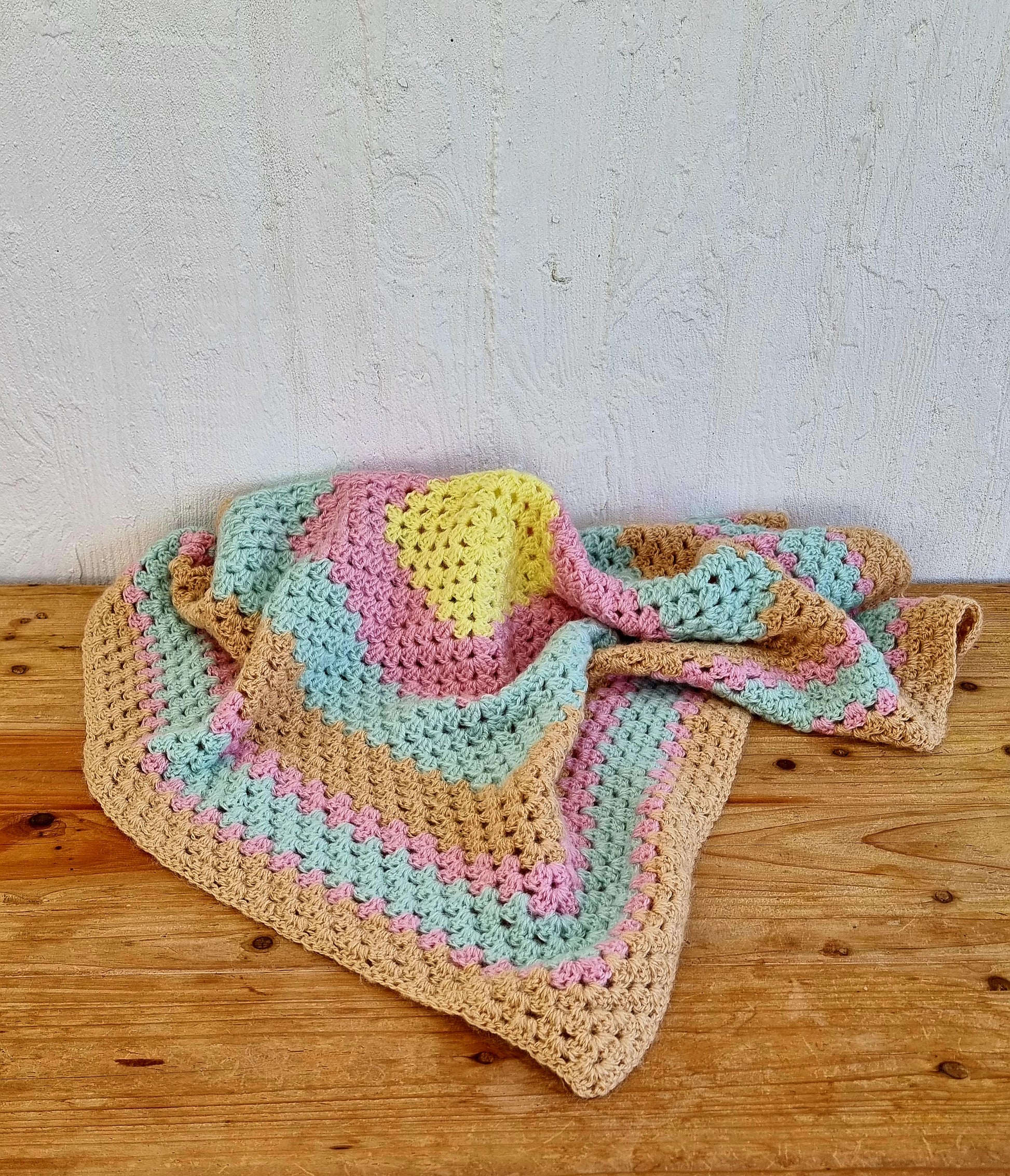 Plaid enfant vintage crochet pastel 70 x 72 cm couverture rétro
