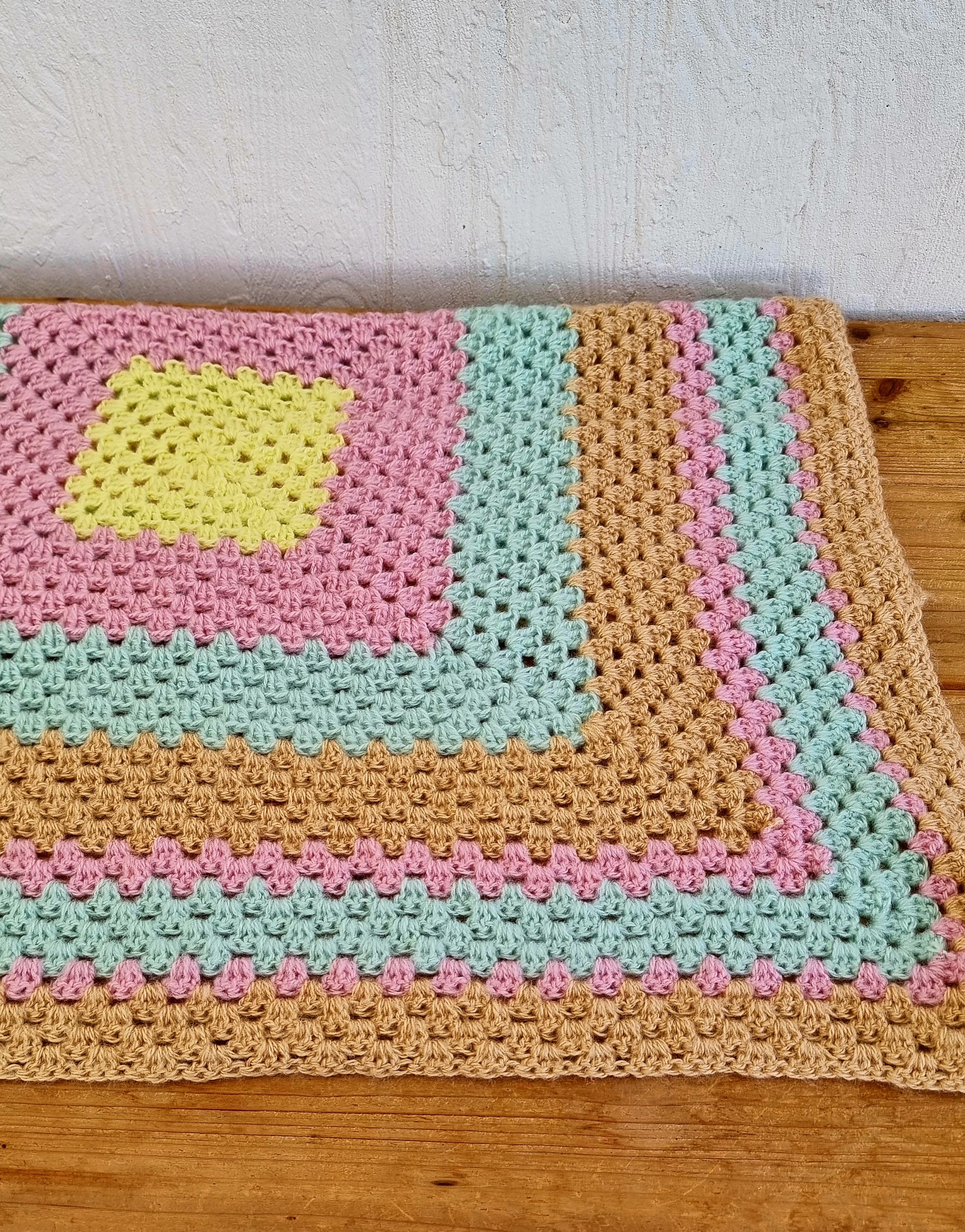 Plaid enfant vintage crochet pastel 70 x 72 cm couverture rétro