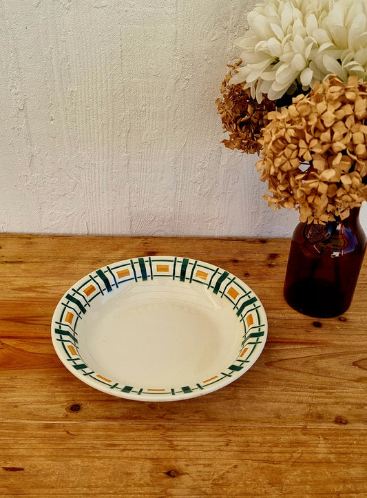 Plat creux vintage Badonviller Quiberon en faïence avec décor géométrique vert et jaune style Art déco