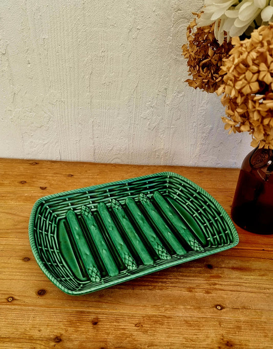 Plat à asperges vintage en barbotine verte avec décor d'asperges en relief et motif vannerie