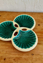 Charger l&#39;image dans la galerie, Plat apéritif 3 coquillages Verceram 60&#39;S turquoise céramique les kitscheries brocante en ligne
