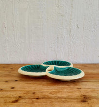 Charger l&#39;image dans la galerie, Plat apéritif 3 coquillages Verceram 60&#39;S turquoise céramique les kitscheries brocante en ligne
