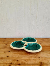 Charger l&#39;image dans la galerie, Plat apéritif 3 coquillages Verceram 60&#39;S turquoise céramique les kitscheries brocante en ligne
