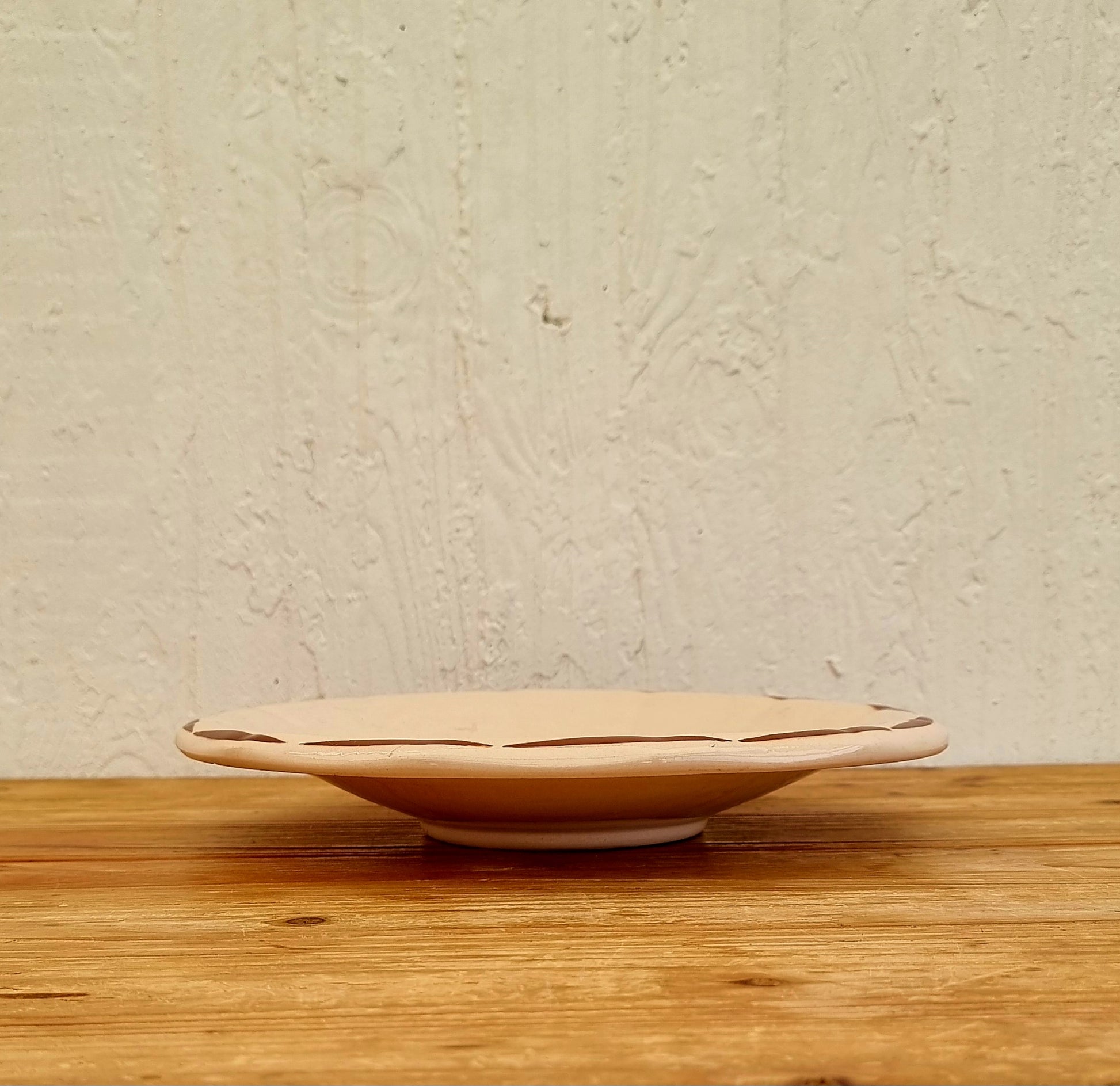 Plat piédouche Digoin Sarreguemines modèle 9181 faïence rose poudré décor floral