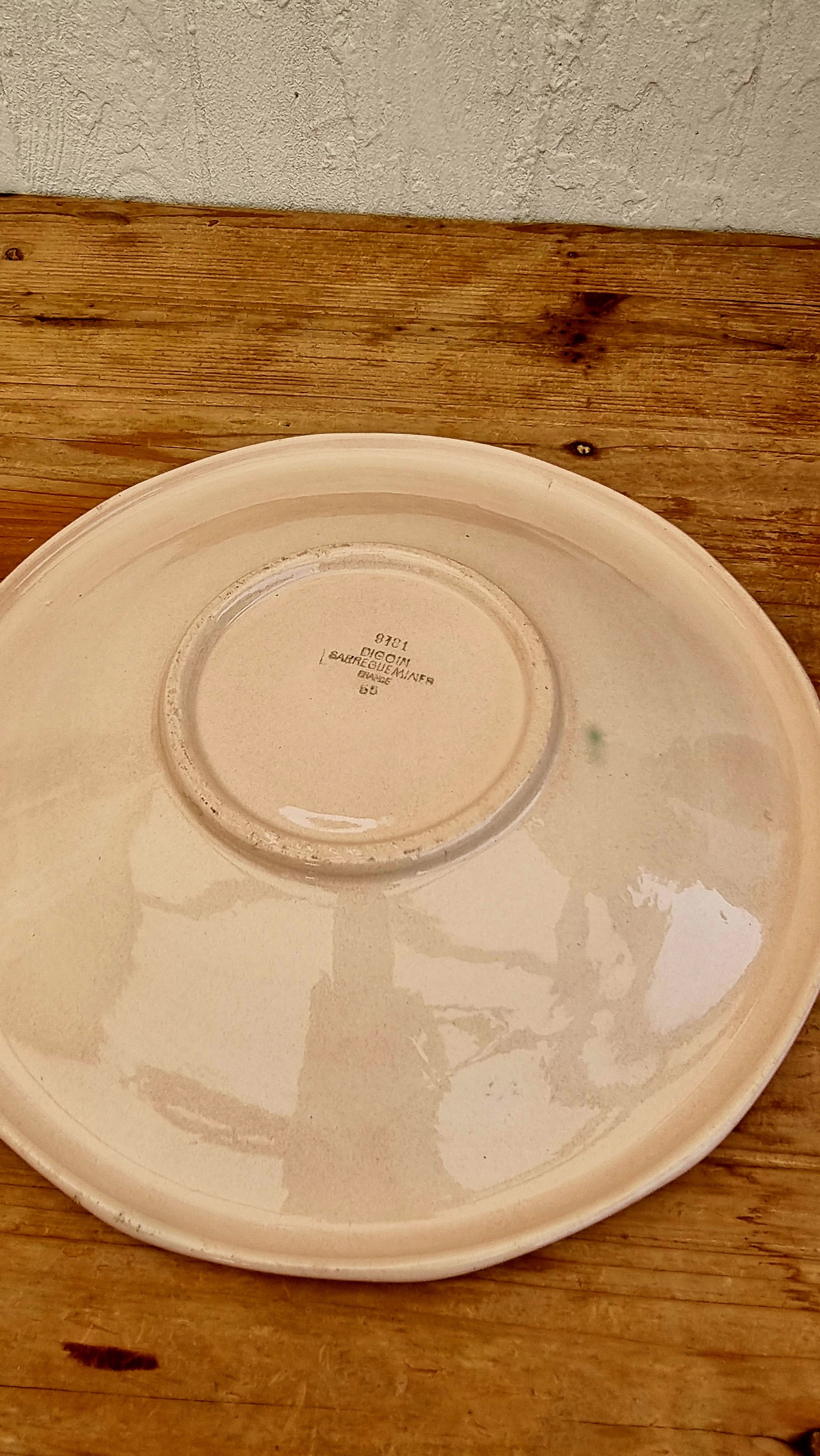 Plat piédouche Digoin Sarreguemines modèle 9181 faïence rose poudré décor floral