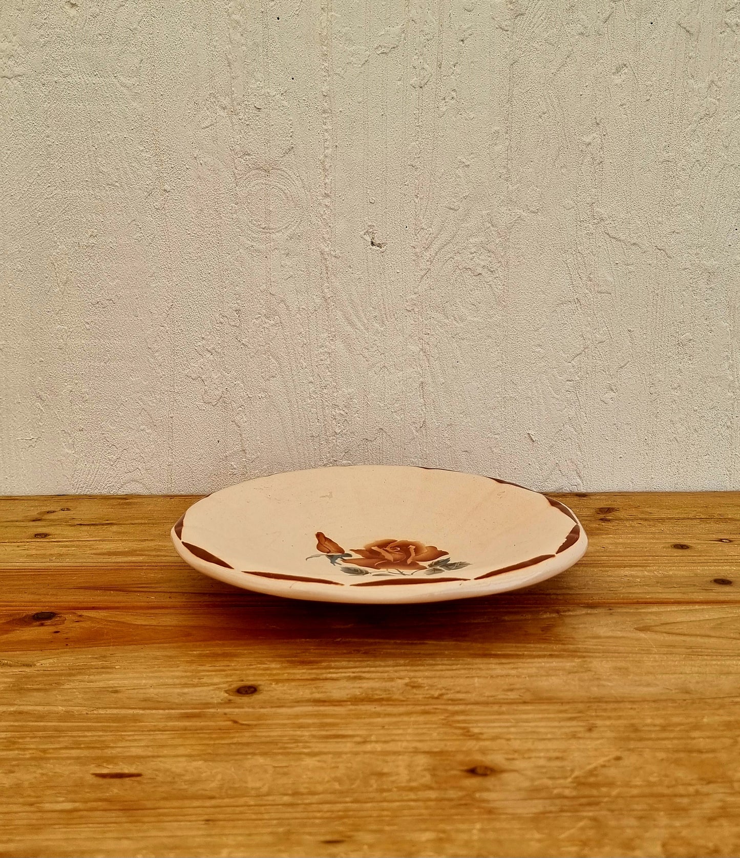 Plat piédouche Digoin Sarreguemines modèle 9181 faïence rose poudré décor floral