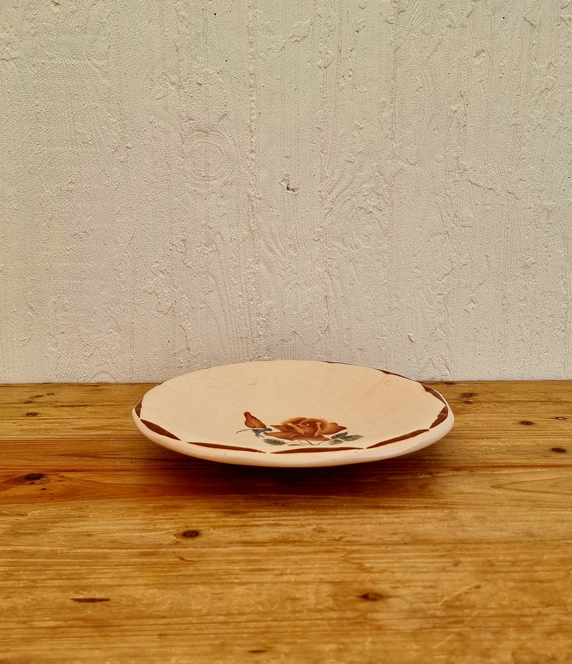 Plat piédouche Digoin Sarreguemines modèle 9181 faïence rose poudré décor floral