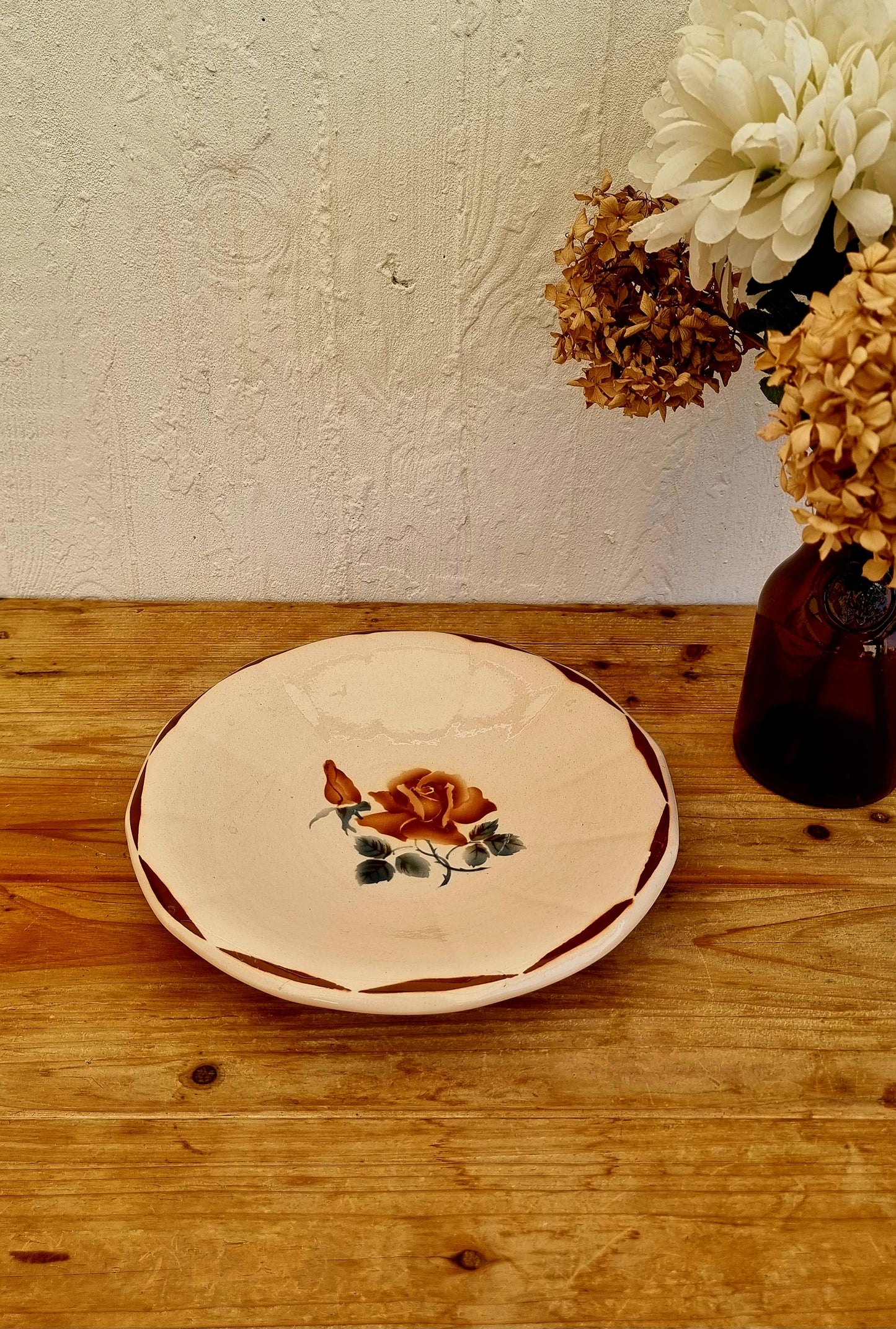 Plat piédouche Digoin Sarreguemines modèle 9181 faïence rose poudré décor floral