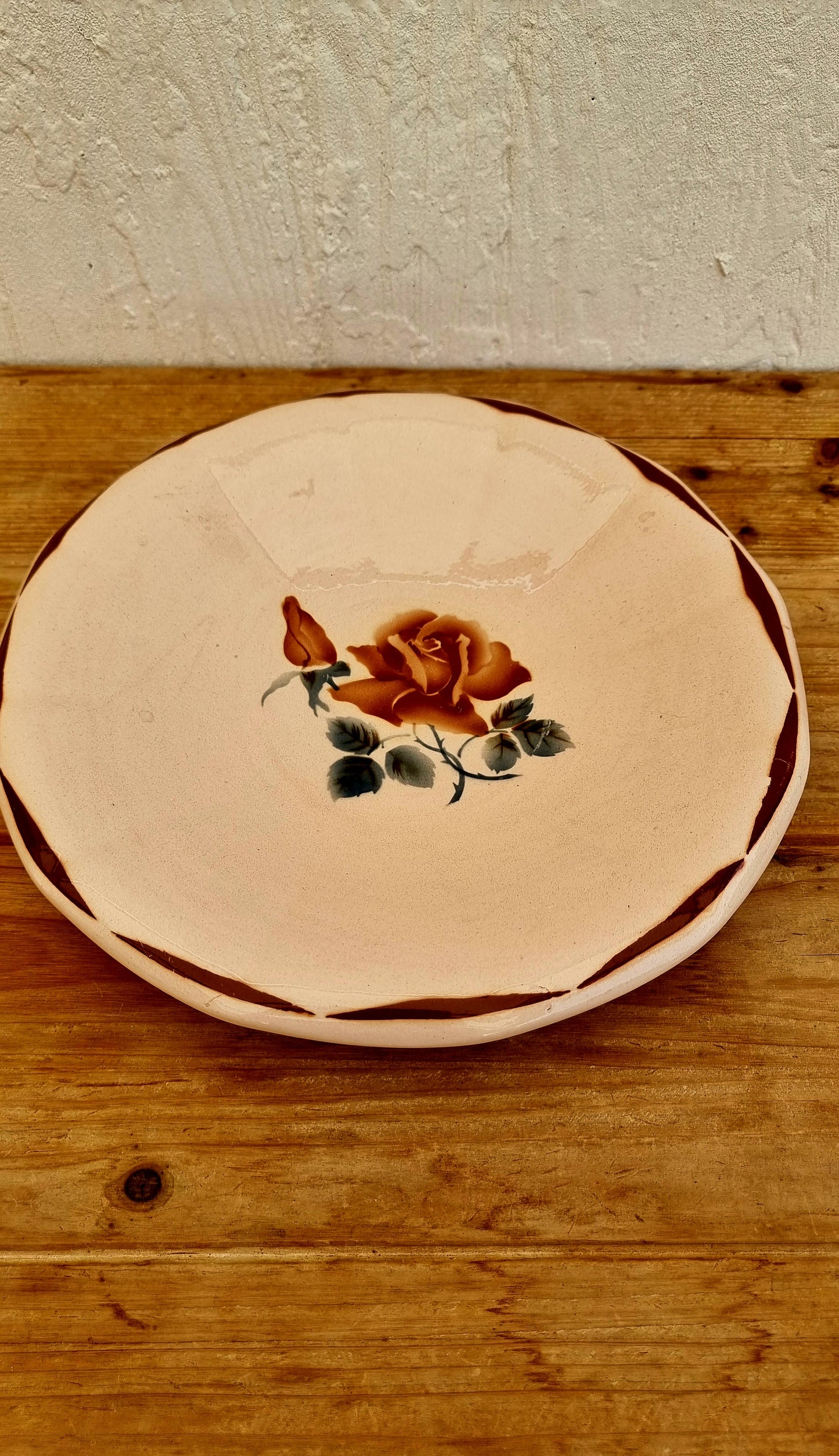 Plat piédouche Digoin Sarreguemines modèle 9181 faïence rose poudré décor floral