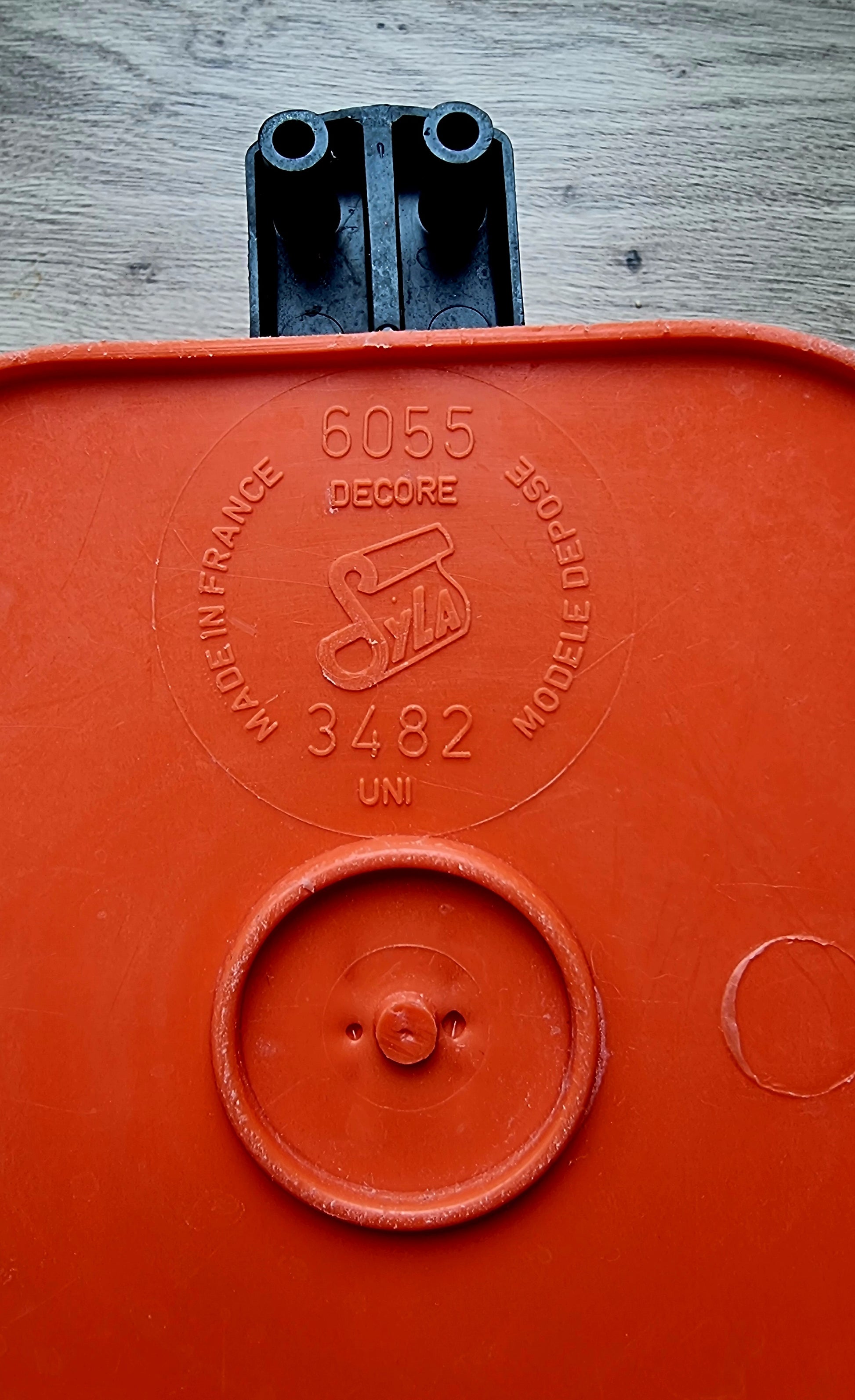 Poubelle vintage SYLA orange à pédale en plastique fabriquée en France années 1970