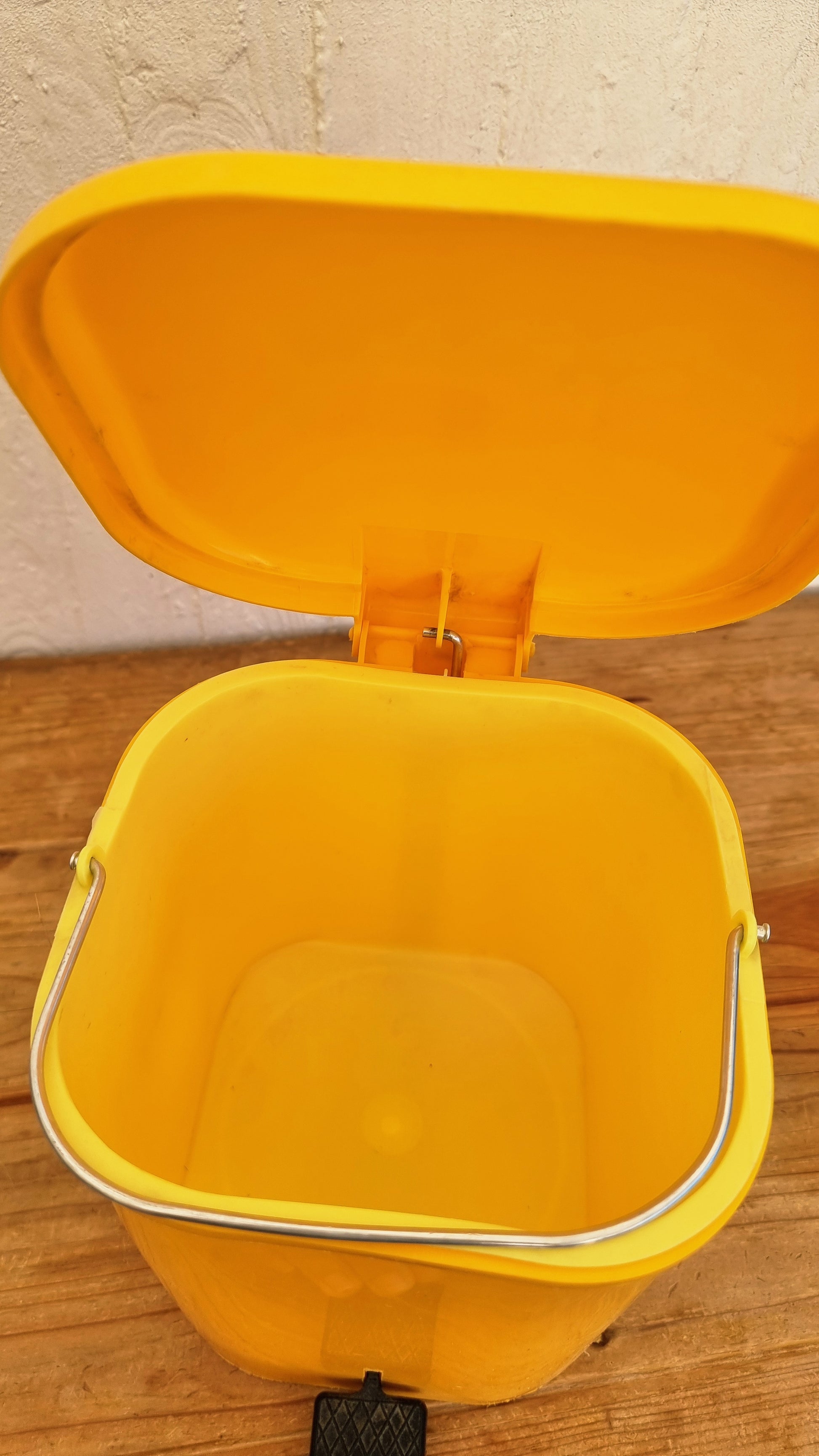 Poubelle à pédale vintage Syla jaune pop années 70