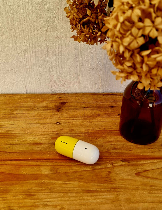 Salière et poivrière en céramique forme capsule de médicament jaune et blanche objet kitsch original