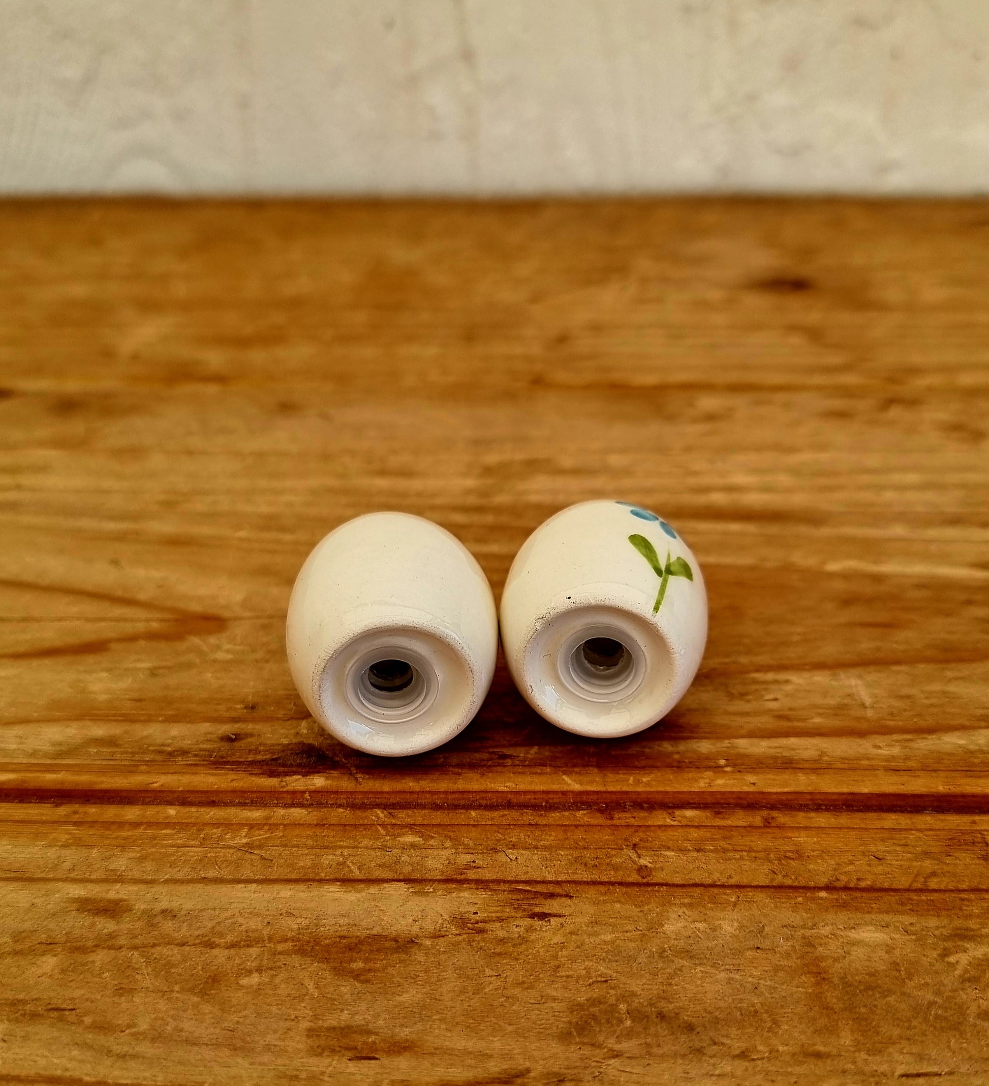 Salière et poivrière vintage en céramique peintes à la main