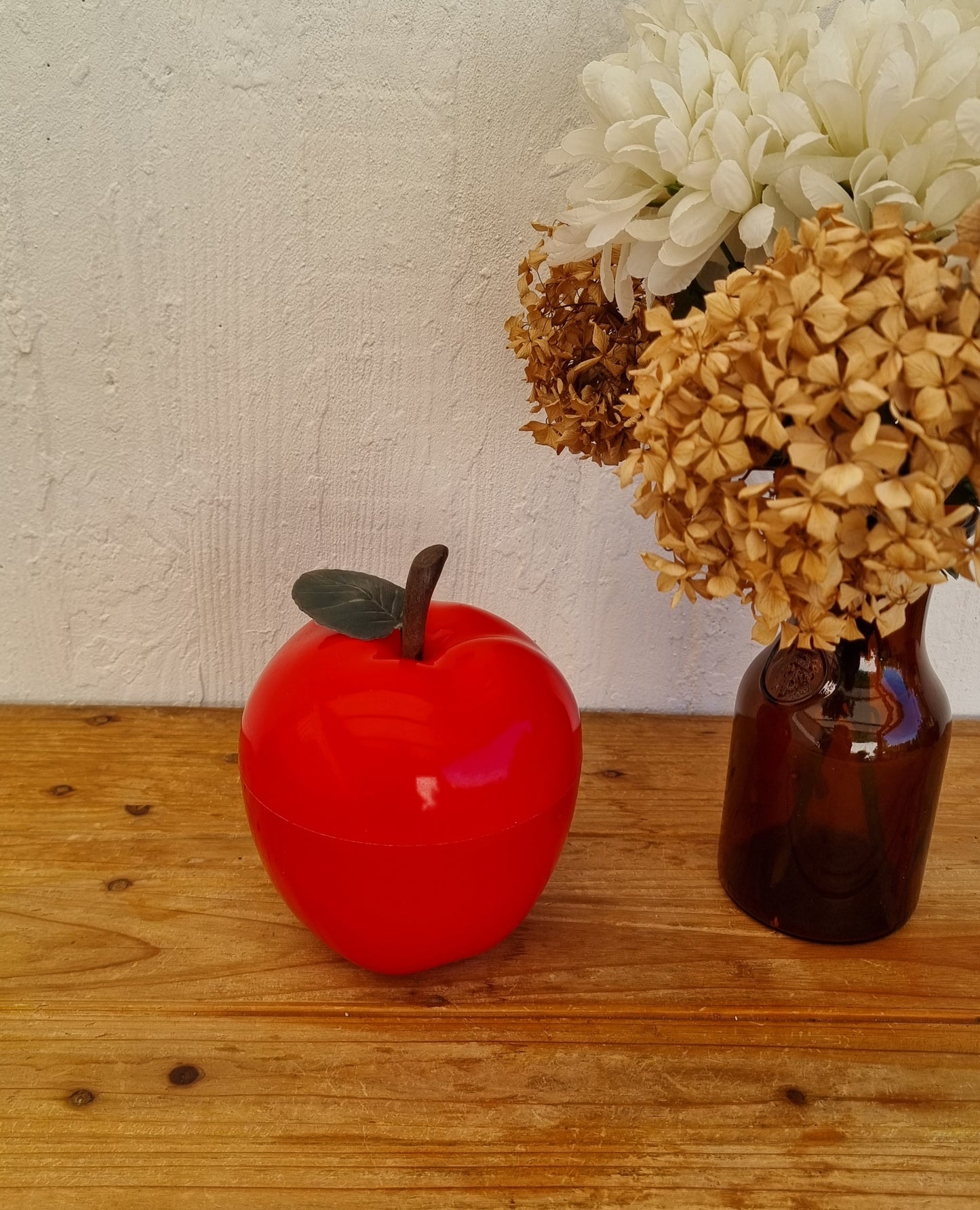 Seau à glaçons vintage pomme rouge années 70 en plastique, avec feuille verte et intérieur blanc