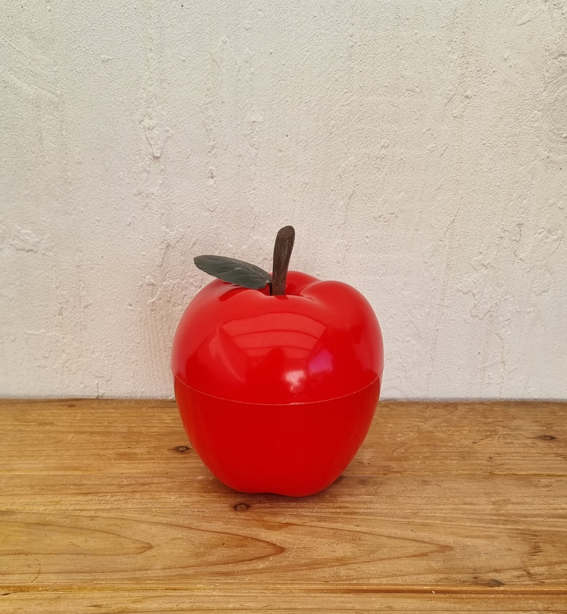Seau à glaçons vintage pomme rouge années 70 en plastique, avec feuille verte et intérieur blanc