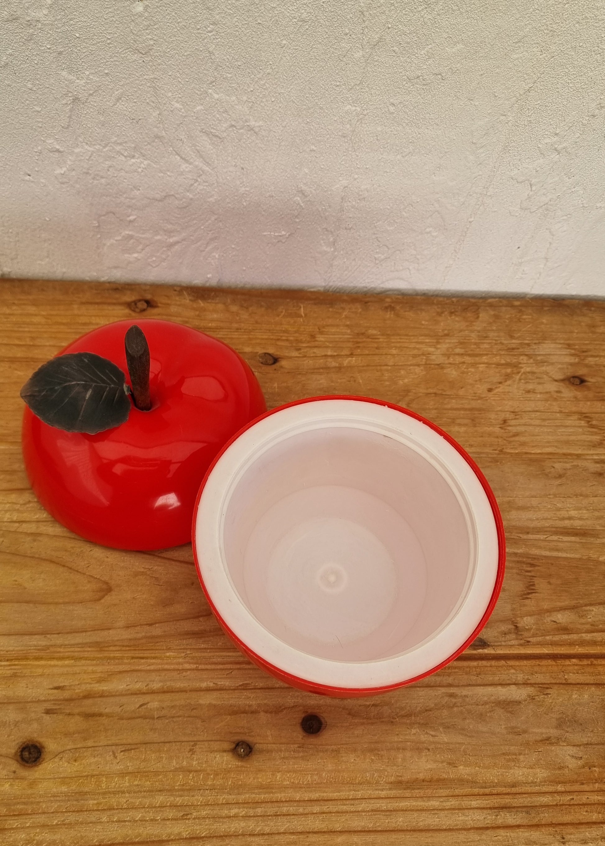 Seau à glaçons vintage pomme rouge années 70 en plastique, avec feuille verte et intérieur blanc