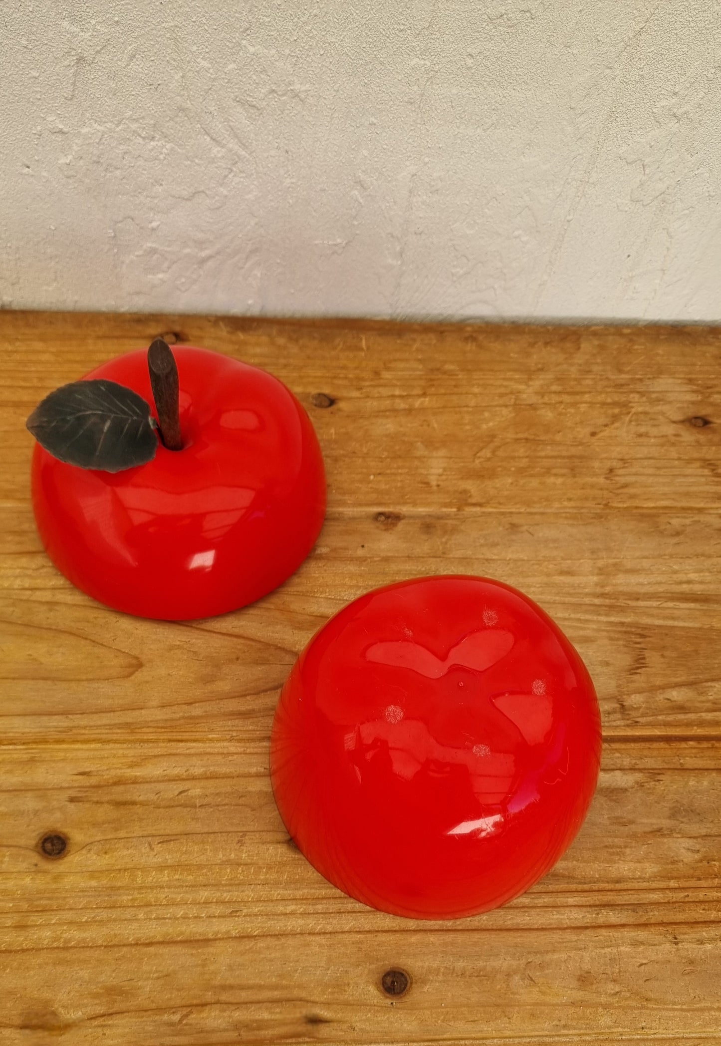 Seau à glaçons vintage pomme rouge années 70 en plastique, avec feuille verte et intérieur blanc