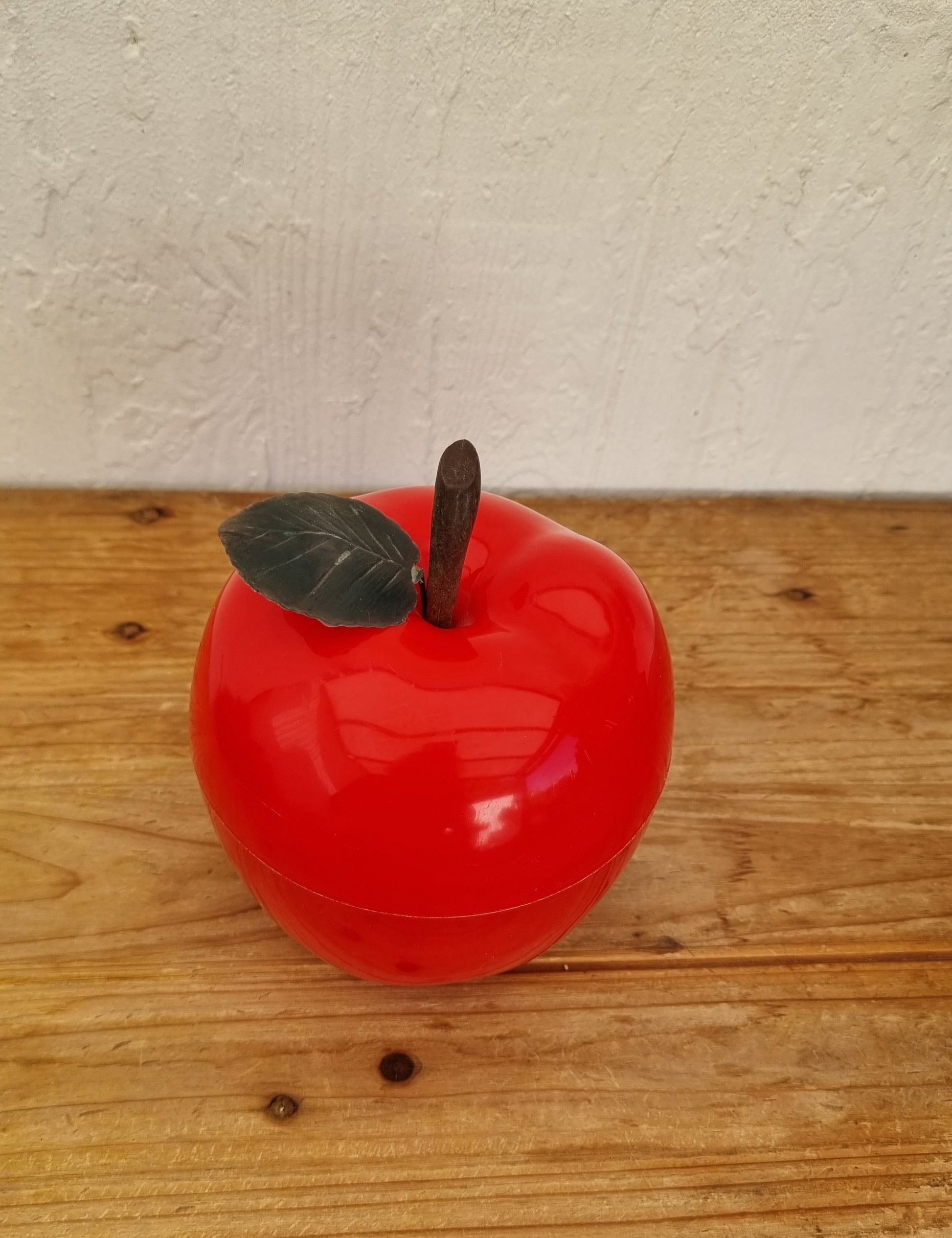 Seau à glaçons vintage pomme rouge années 70 en plastique, avec feuille verte et intérieur blanc