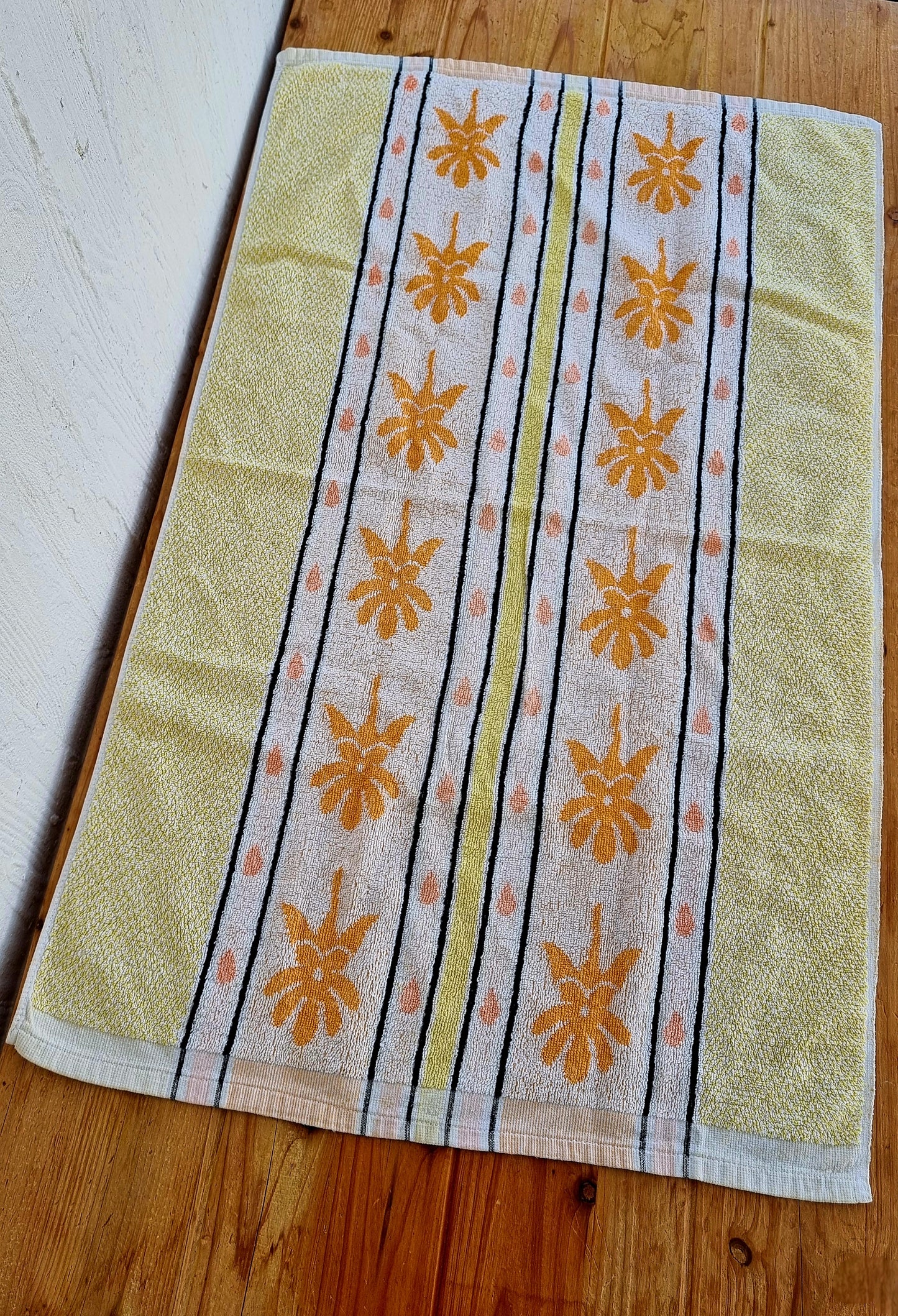 Serviette de bain vintage jaune et orange motif floral années 70 en éponge
