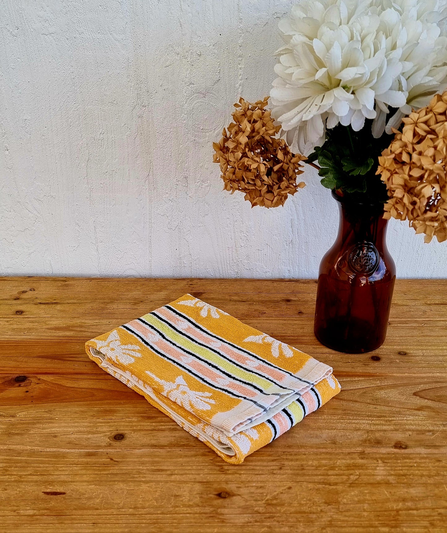 Serviette de bain vintage jaune et orange motif floral années 70 en éponge