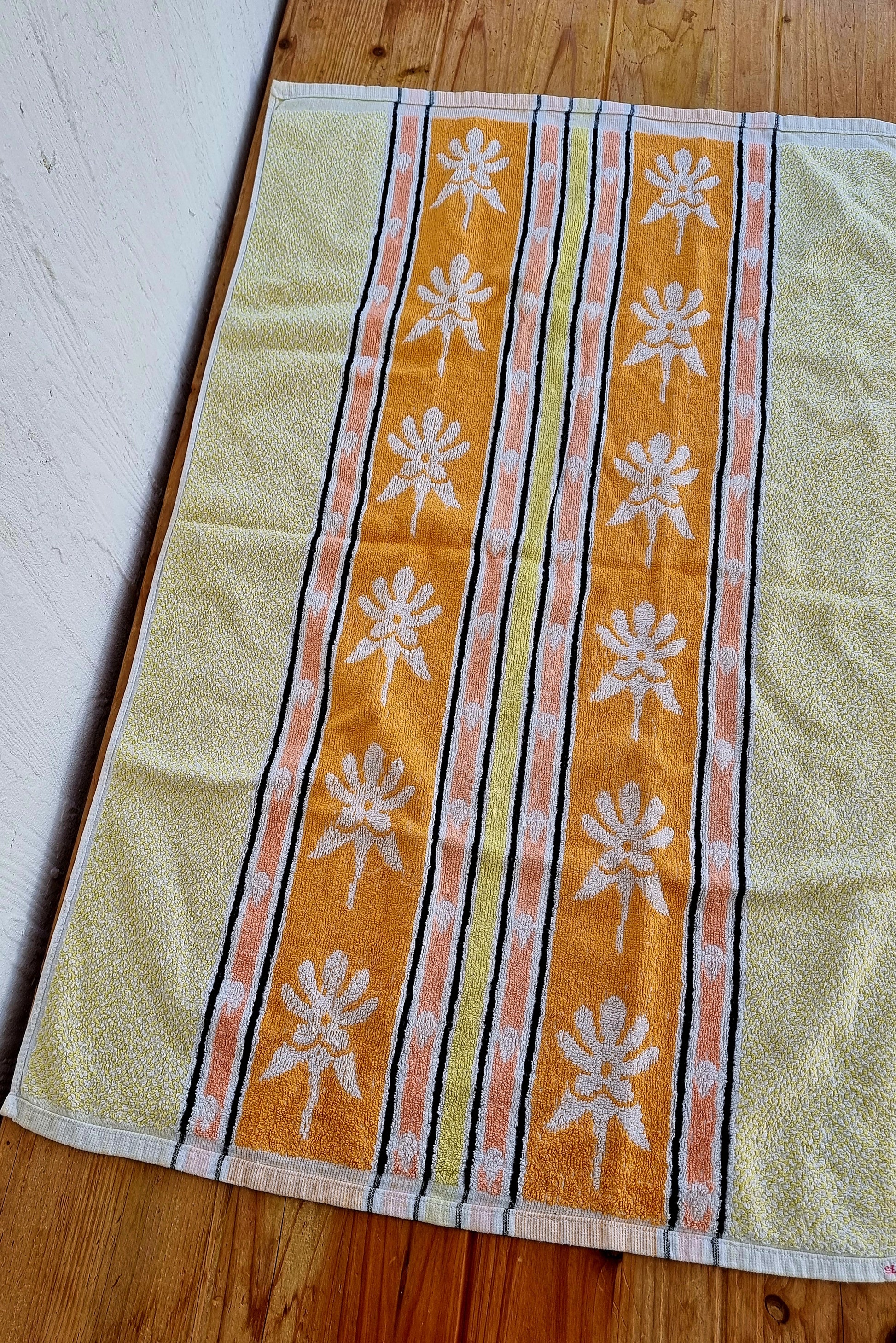 Serviette de bain vintage jaune et orange motif floral années 70 en éponge