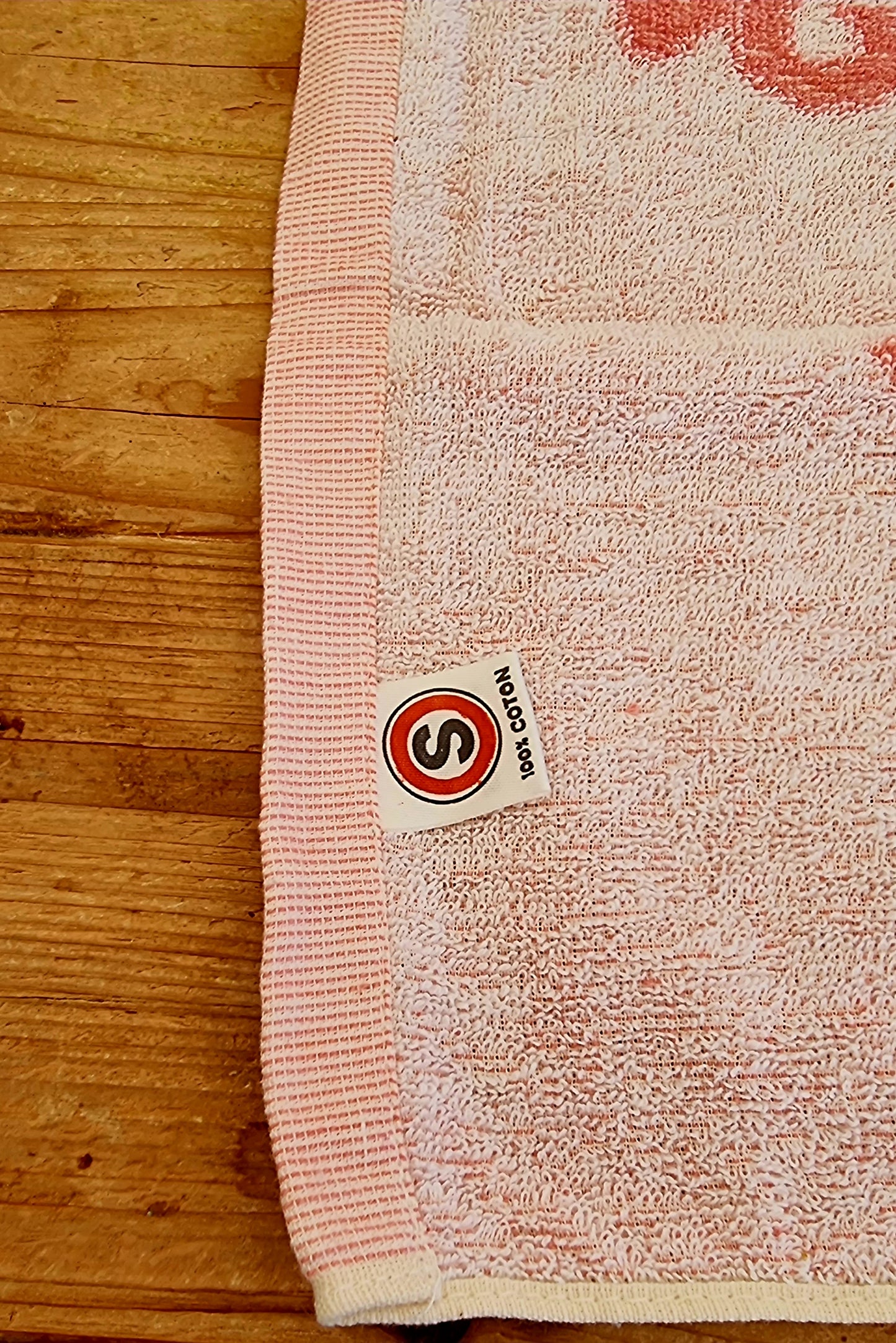 Serviette de toilette vintage Spontis rose corail à motif floral
