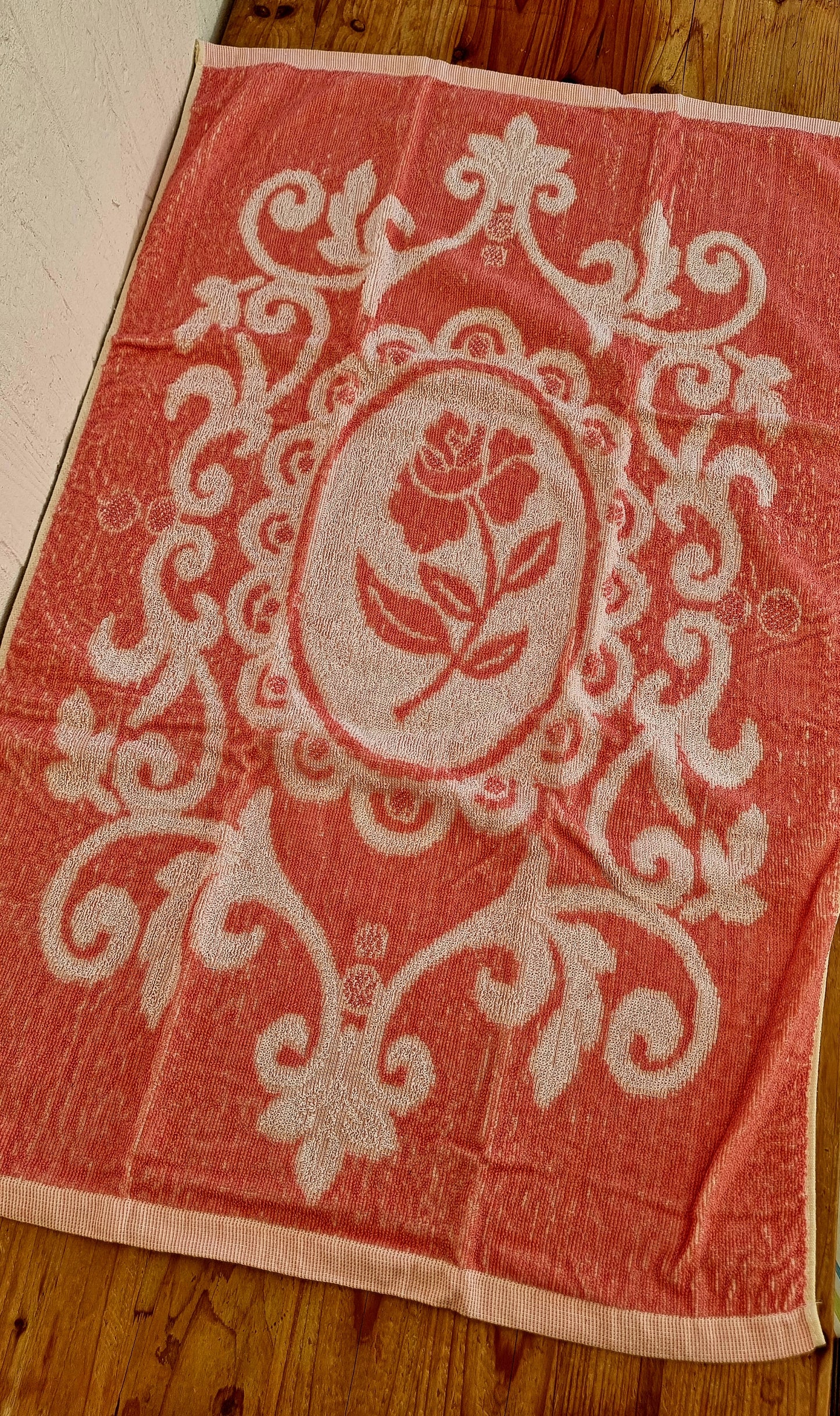 Serviette de toilette vintage Spontis rose corail à motif floral