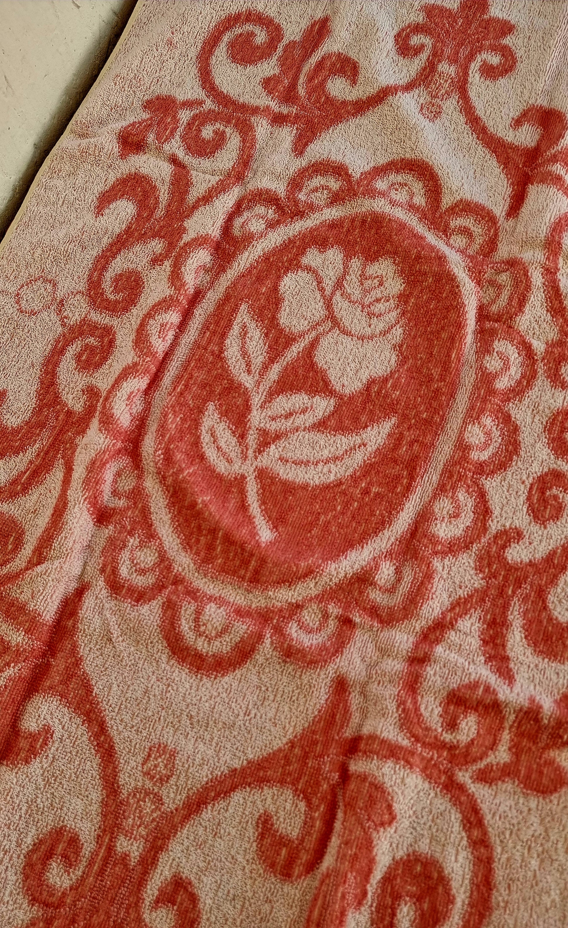 Serviette de toilette vintage Spontis rose corail à motif floral