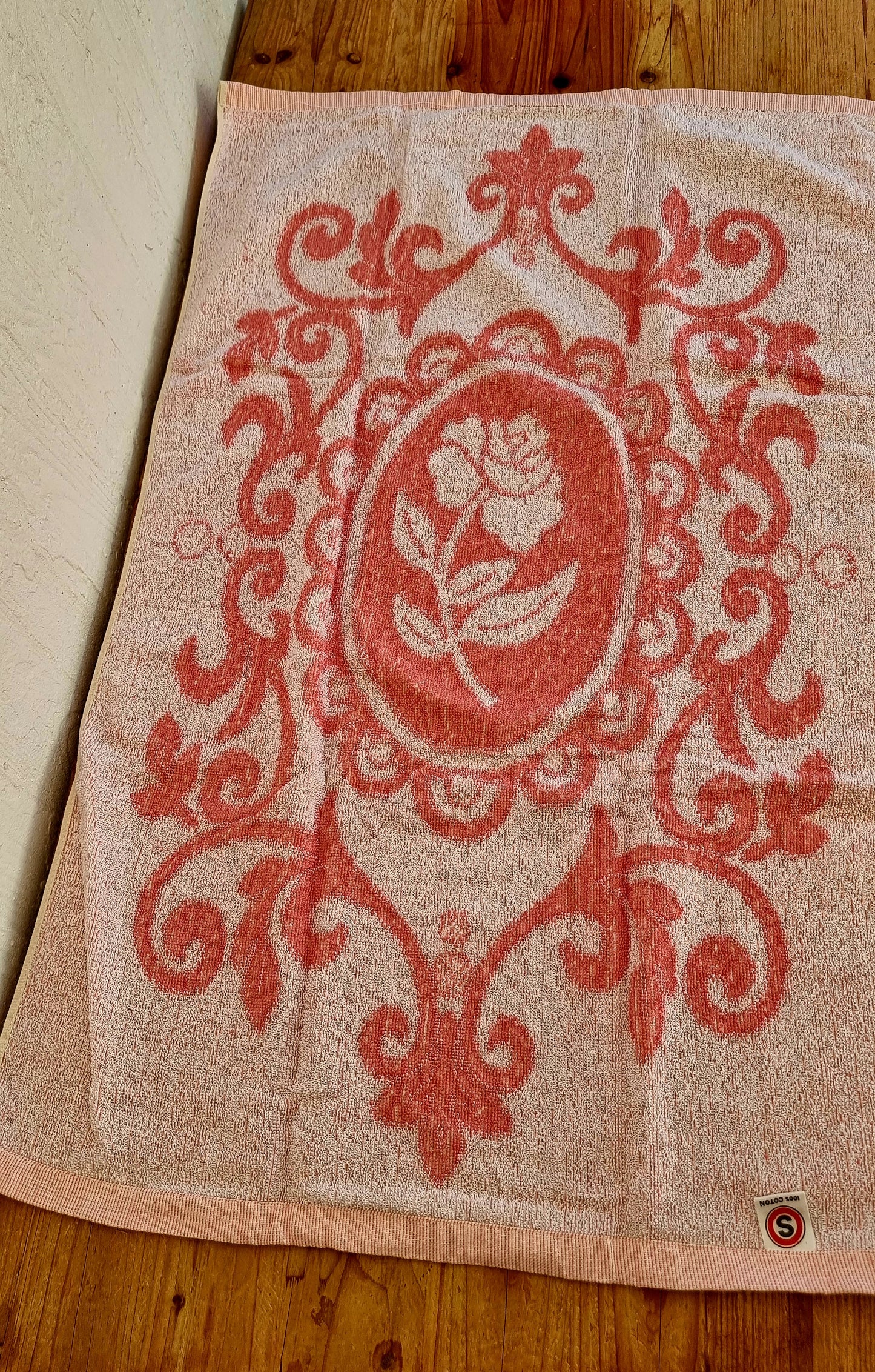 Serviette de toilette vintage Spontis rose corail à motif floral