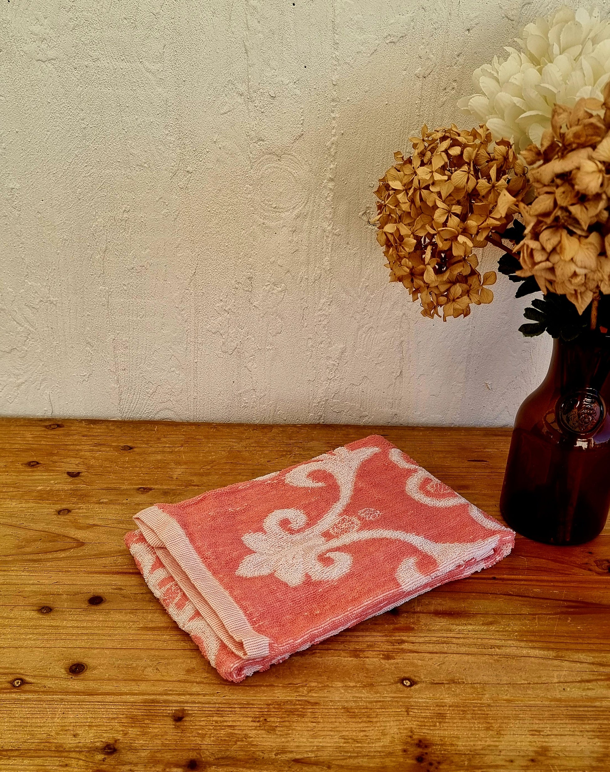 Serviette de toilette vintage Spontis rose corail à motif floral