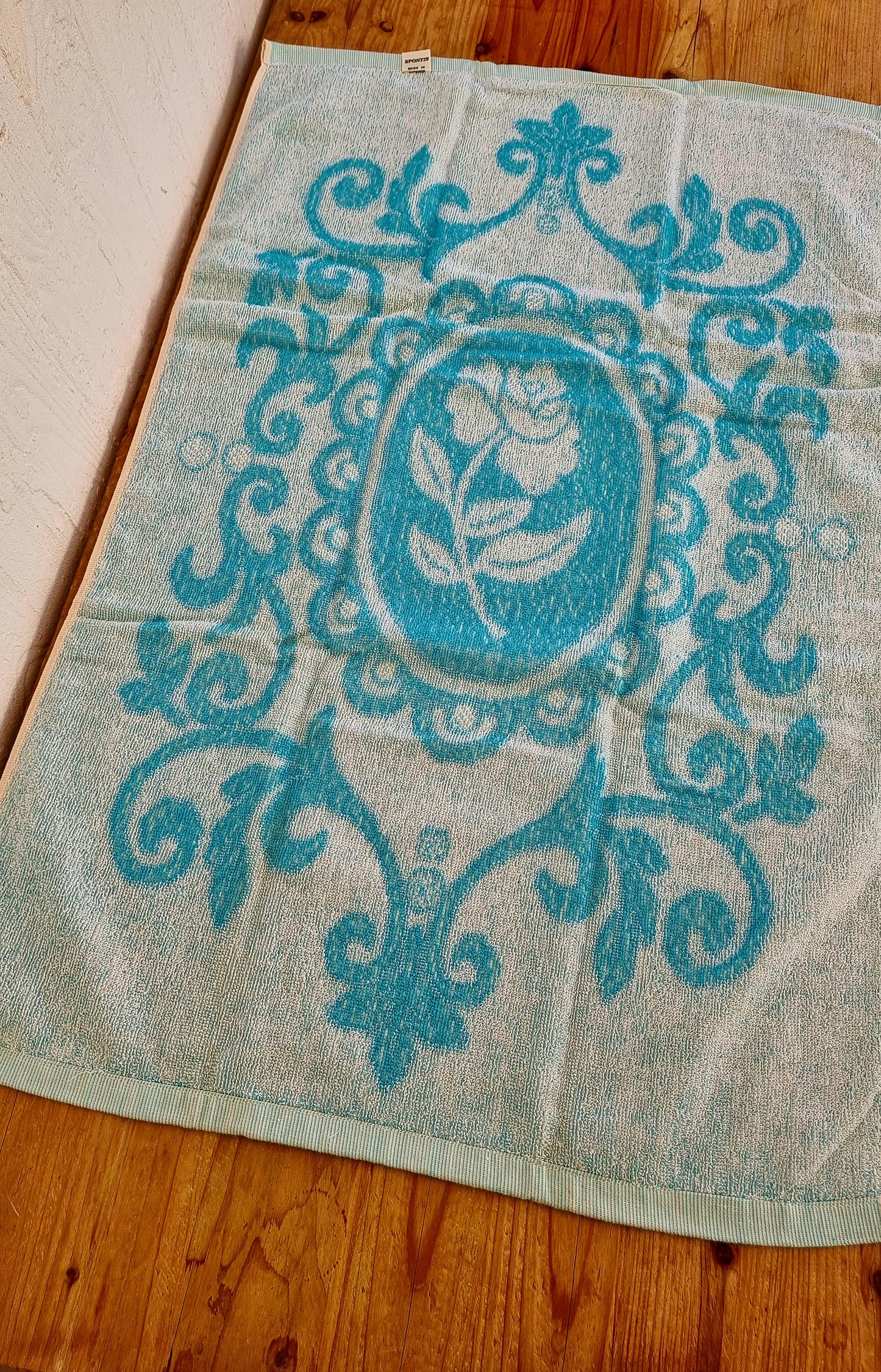 Serviette de toilette vintage Spontis turquoise à motif floral blanc