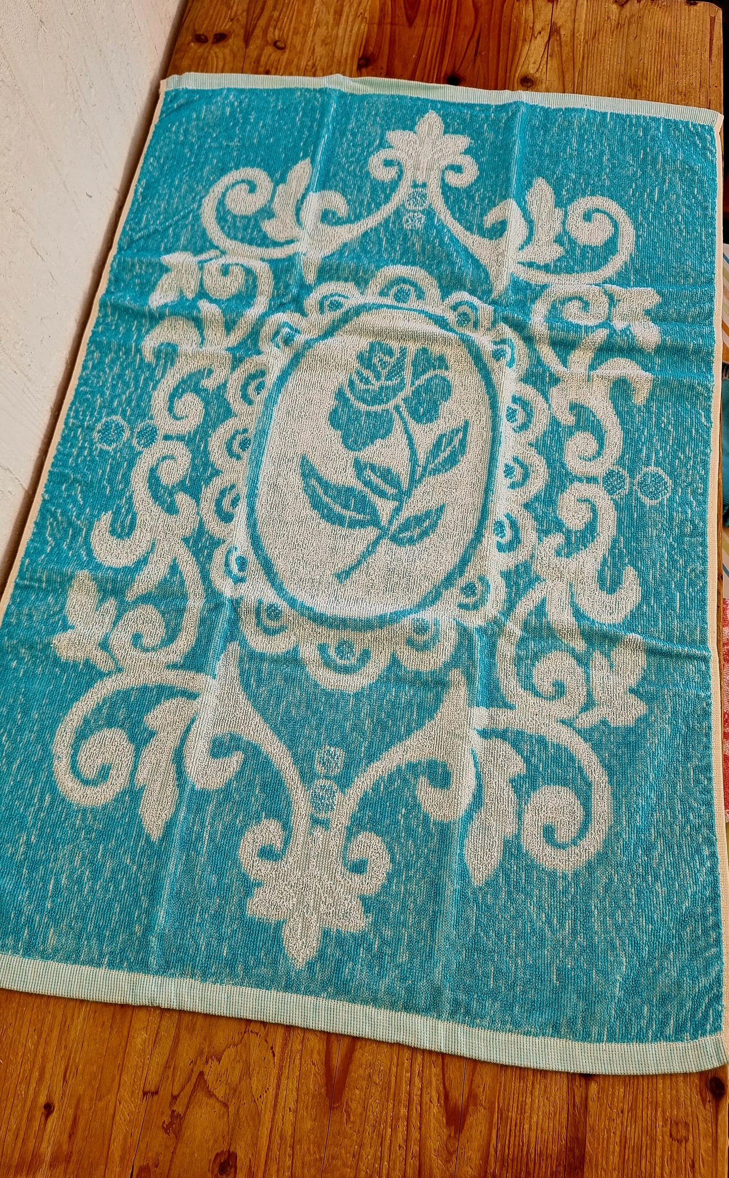 Serviette de toilette vintage Spontis turquoise à motif floral blanc