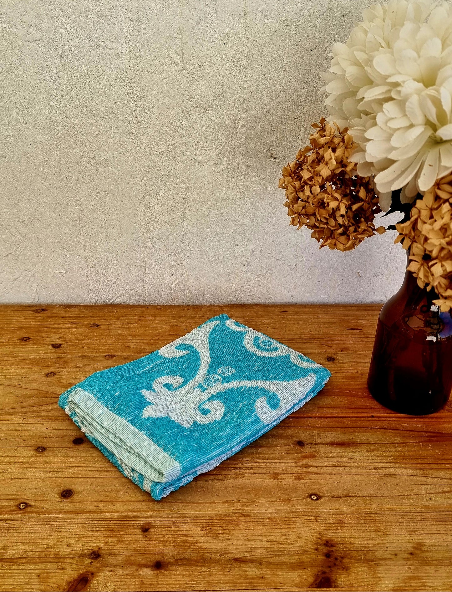 Serviette de toilette vintage Spontis turquoise à motif floral blanc