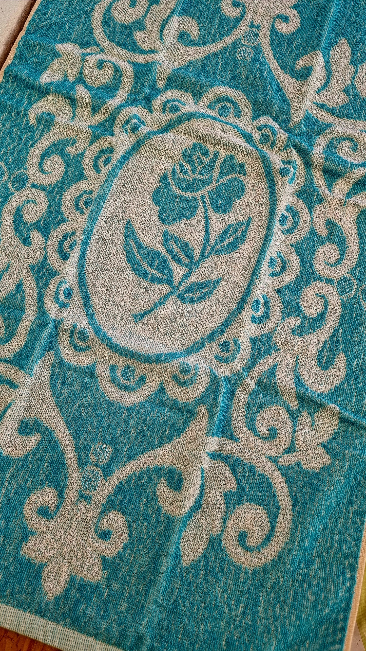 Serviette de toilette vintage Spontis turquoise à motif floral blanc
