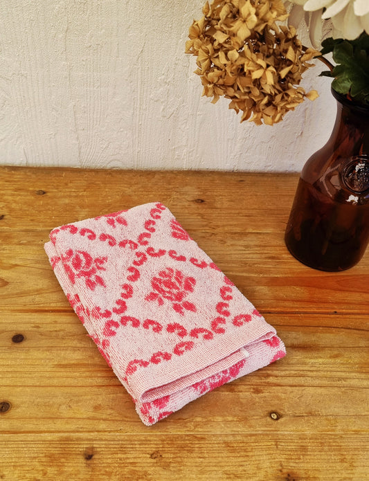 Serviette de toilette vintage rose fleurie en coton années 70 Made in Greece motif géométrique rétro