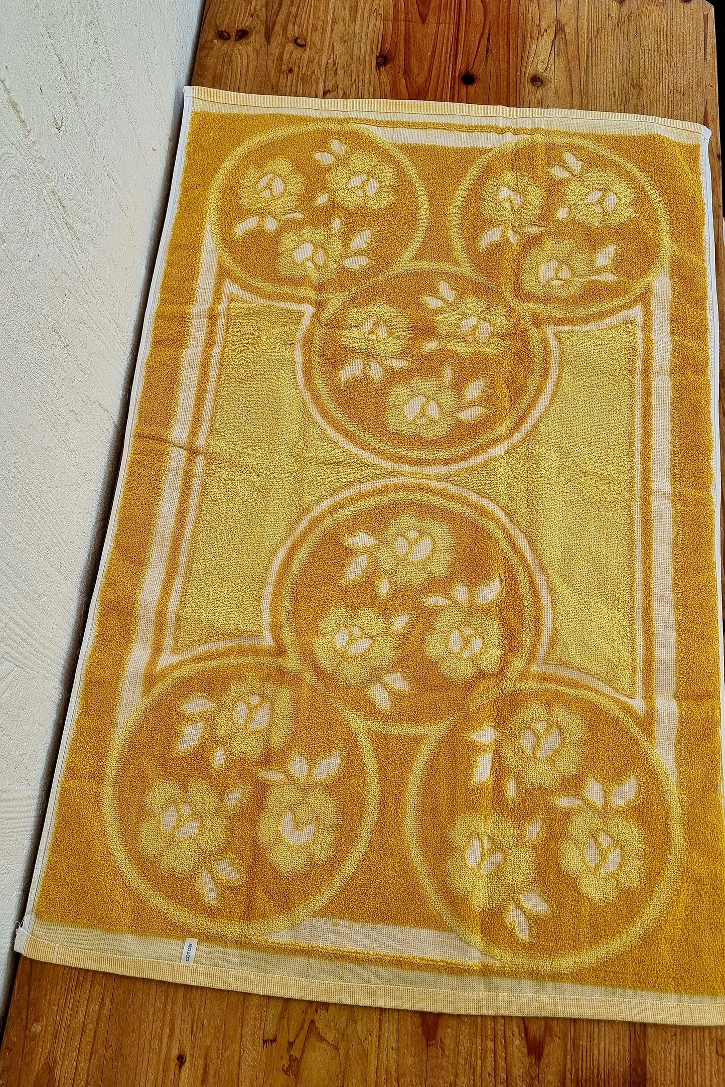 Serviette de toilette vintage jaune moutarde en coton avec motif floral rétro