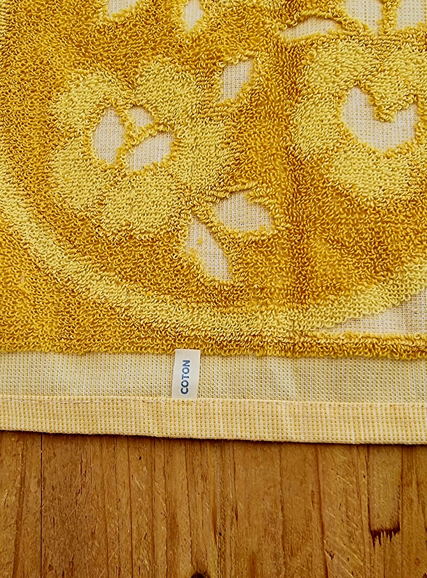 Serviette de toilette vintage jaune moutarde en coton avec motif floral rétro