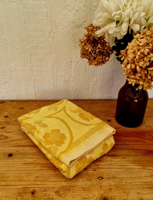 Serviette de toilette vintage jaune moutarde en coton avec motif floral rétro